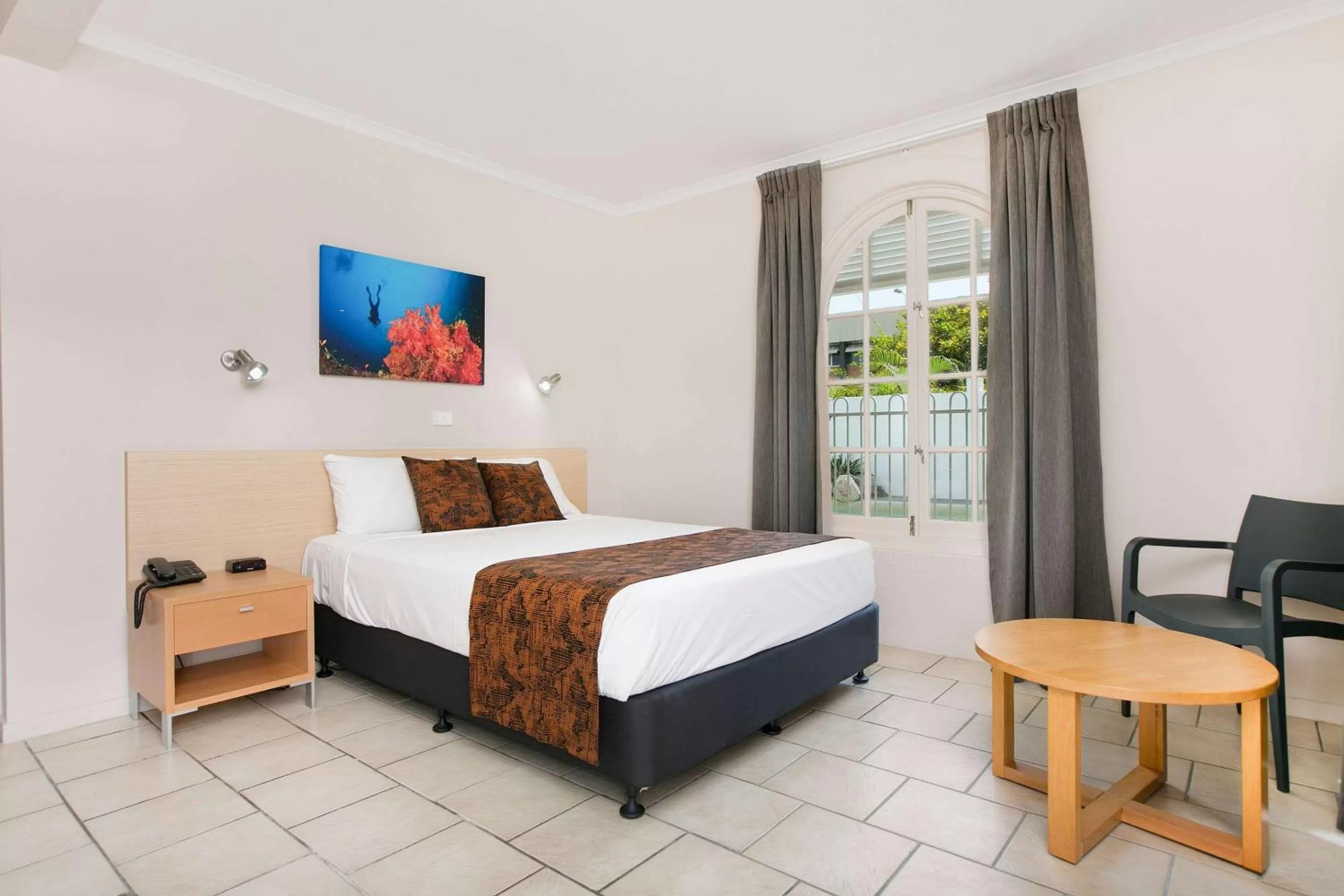 Photo of the whole room, Bed in Comfort Inn Cairns City