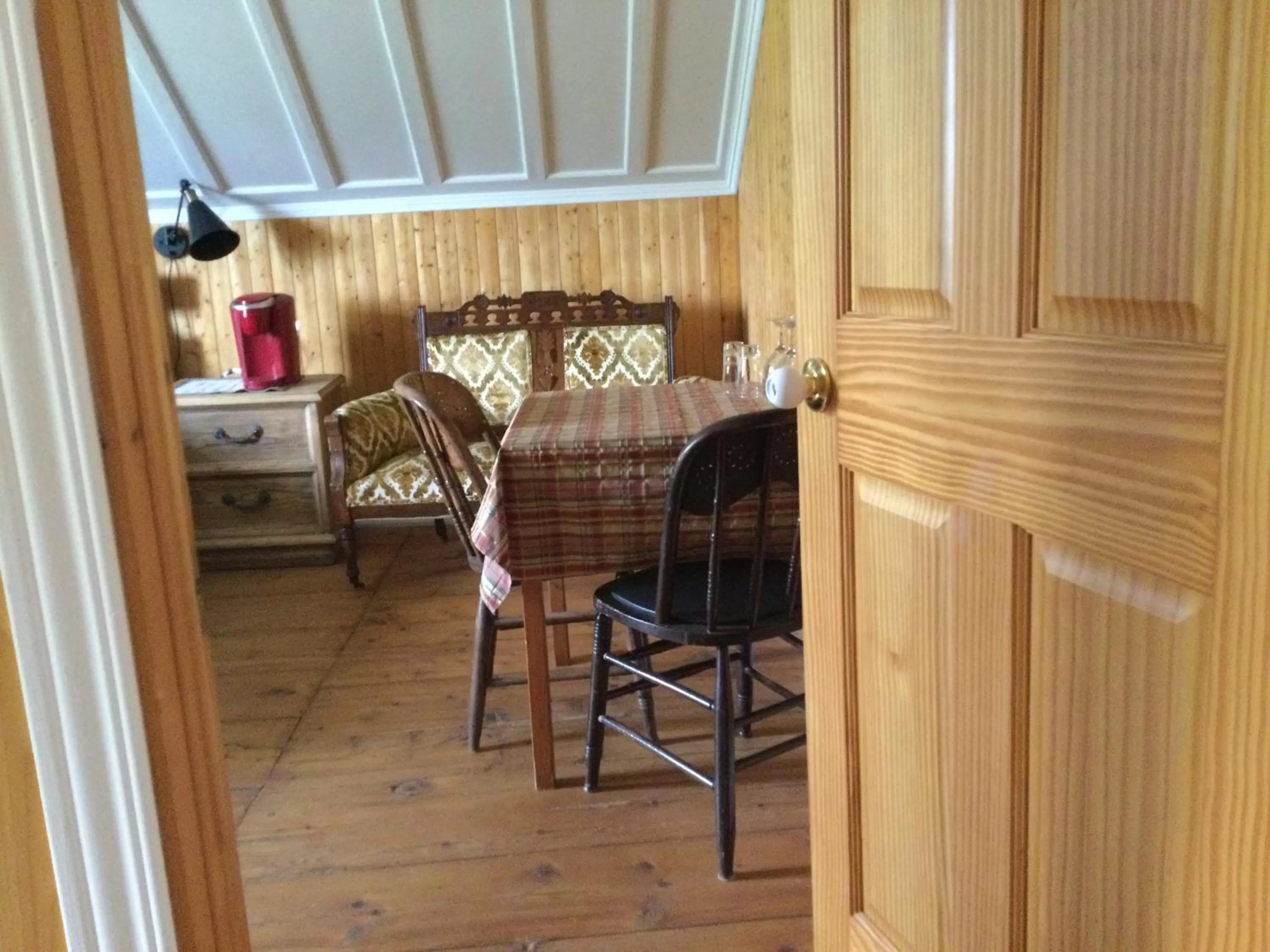 Photo of the whole room, Seating Area in Gite chez Gilles Lévesque