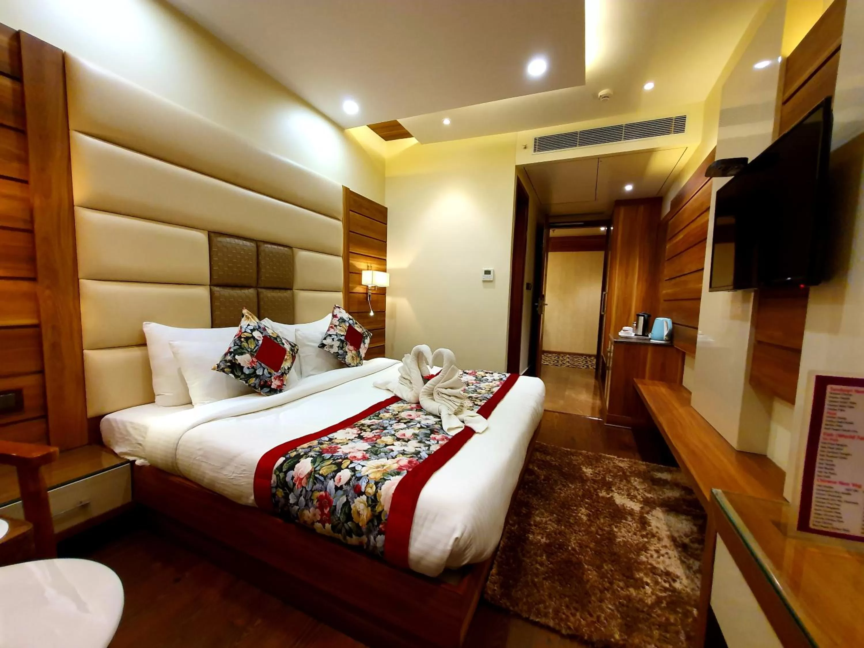 Bed in Hotel Makhan Residency