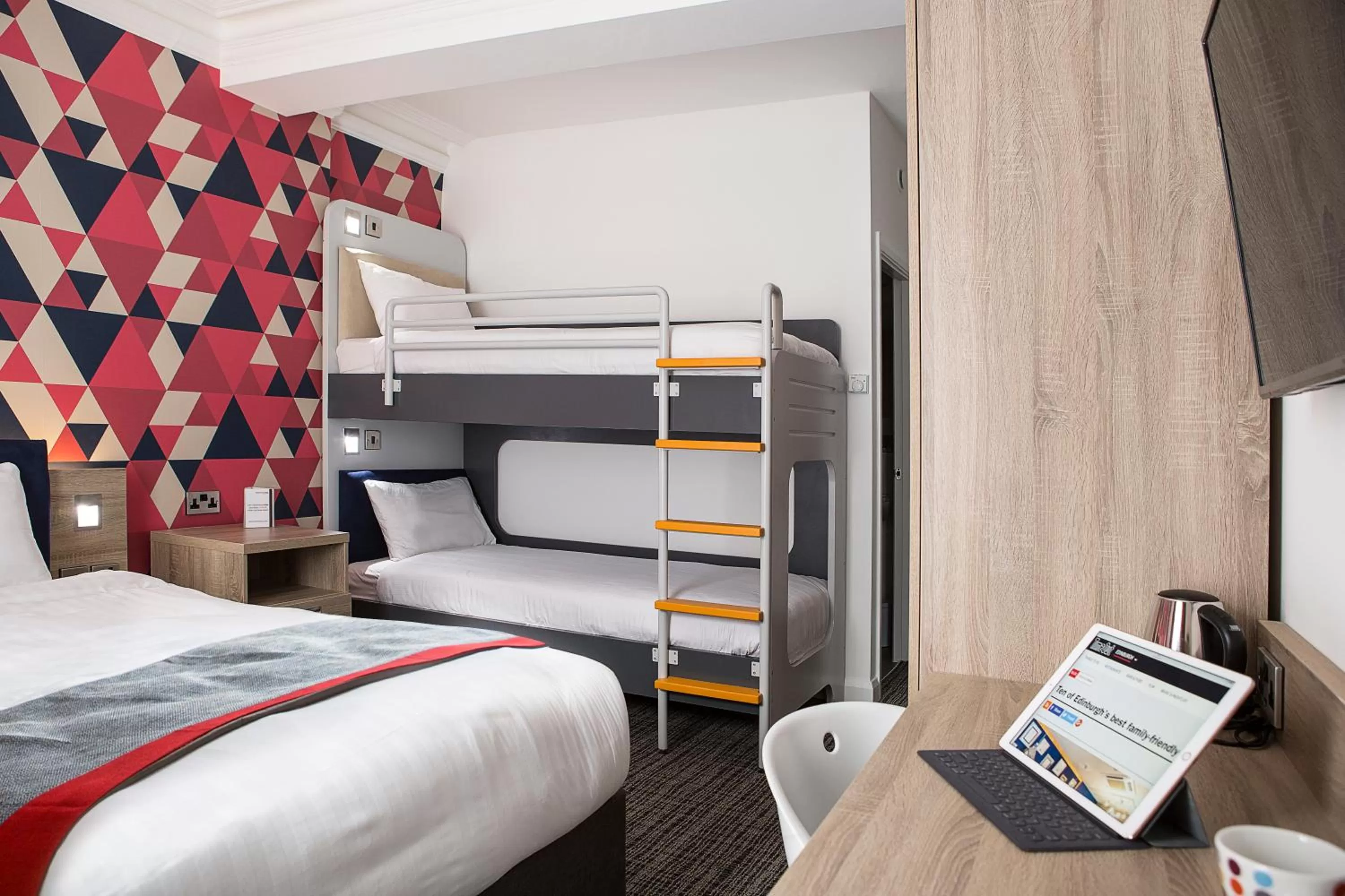 Family Room (2 Adults + 2 Children) in Cityroomz Edinburgh