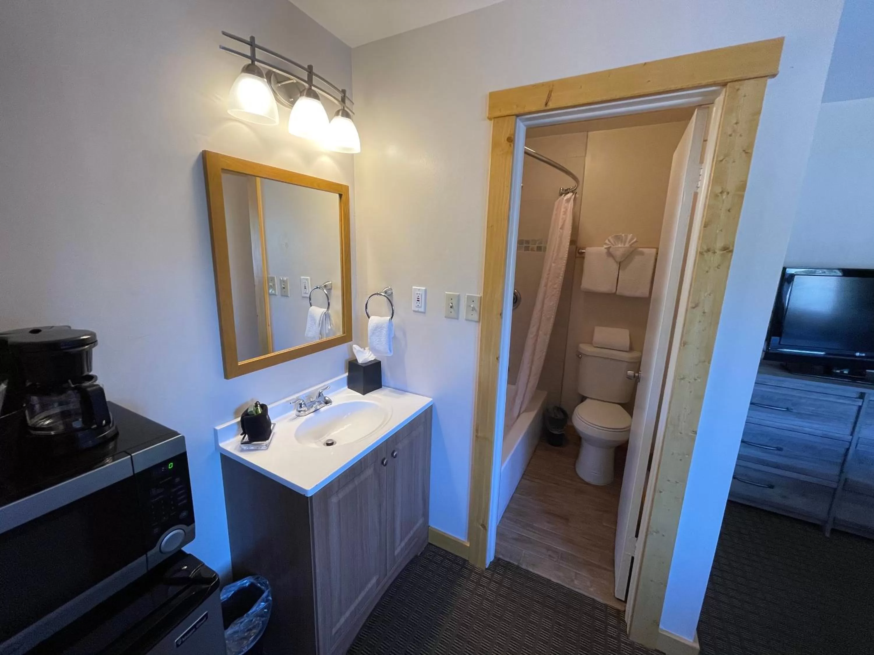 Bathroom in Estes Mountain Inn