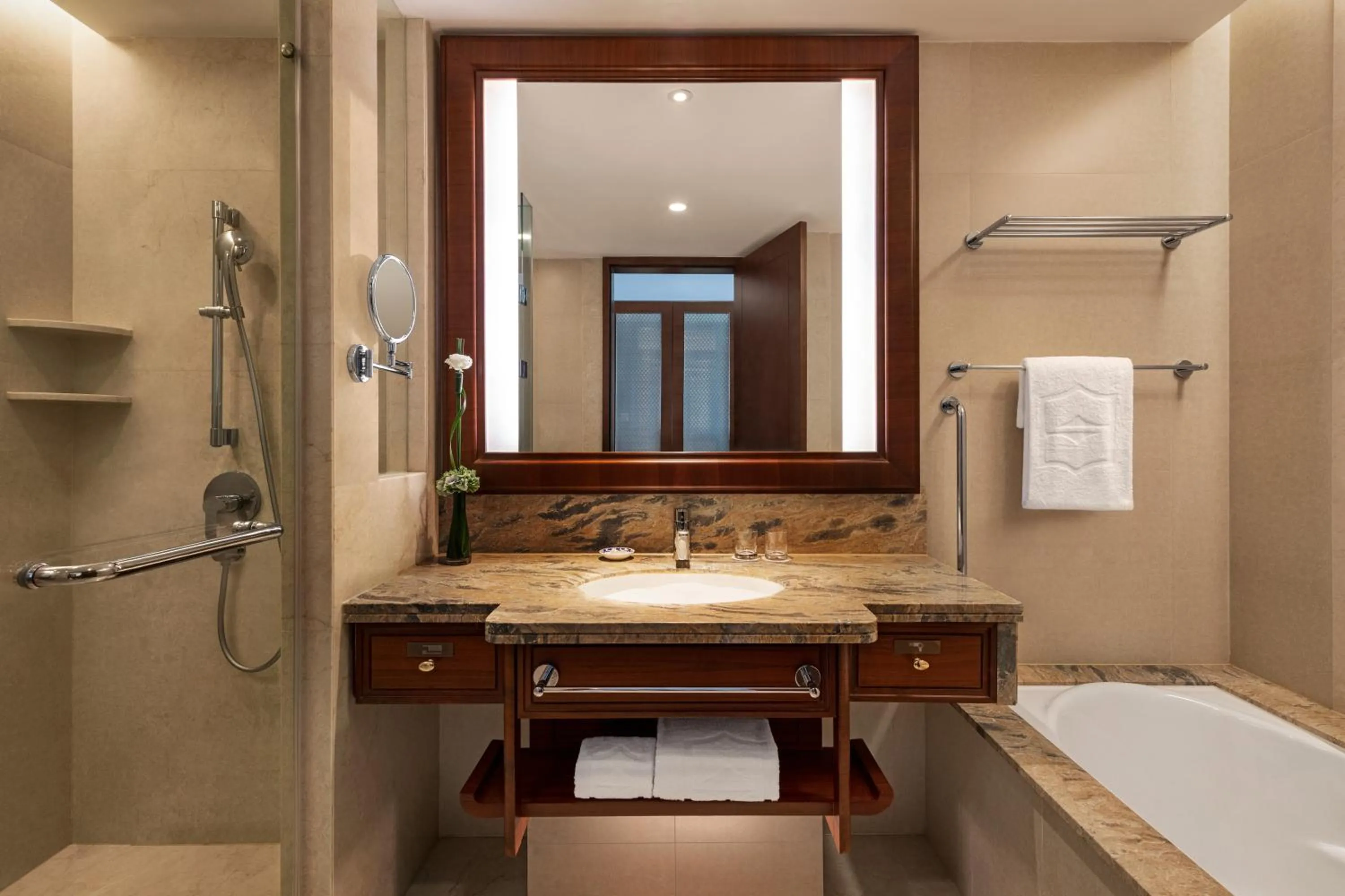 Toilet in Shangri-La Nanchang丨All room offer river views Just one stop from the Pavilion of Prince Teng