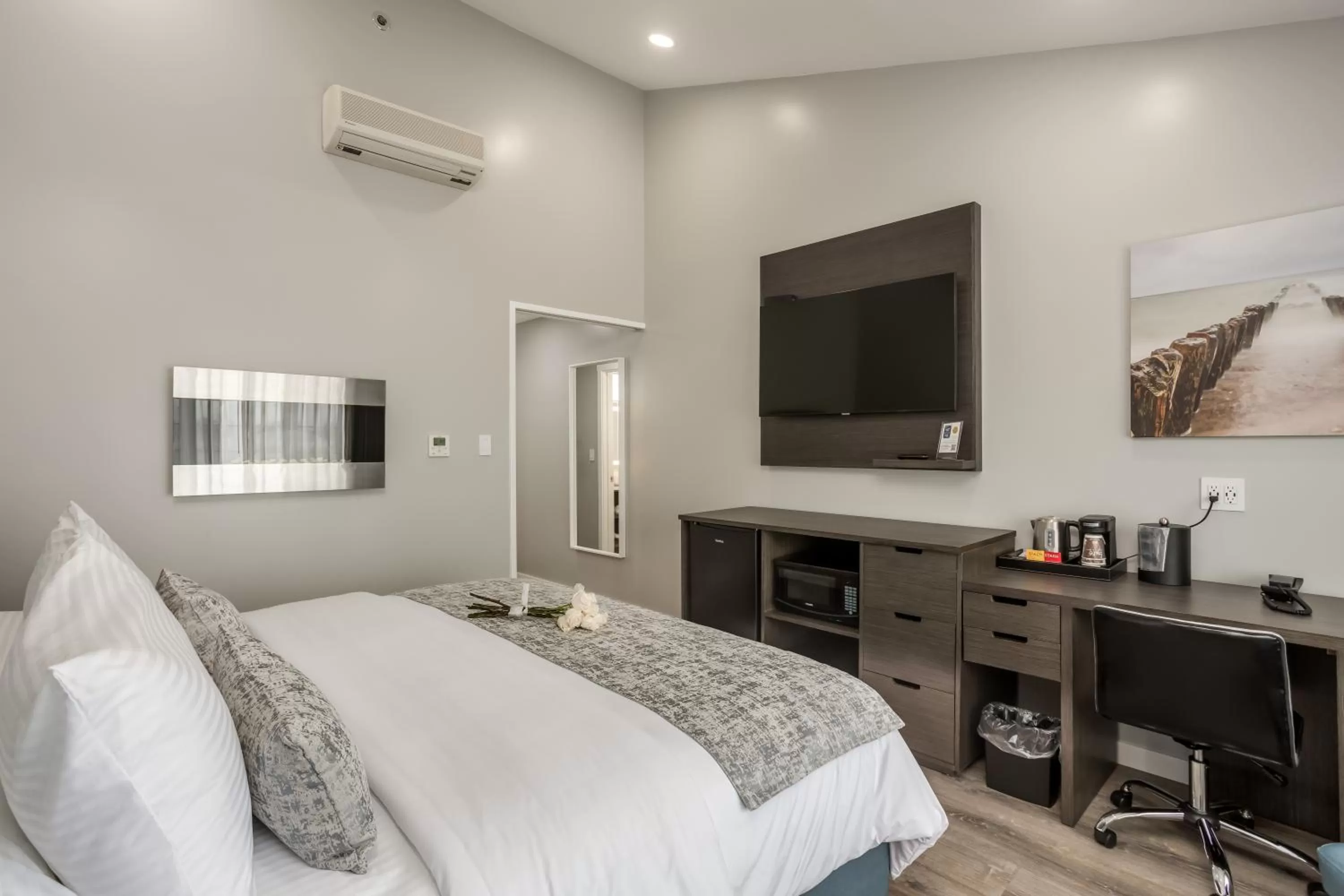 Bed in Harbor View Inn