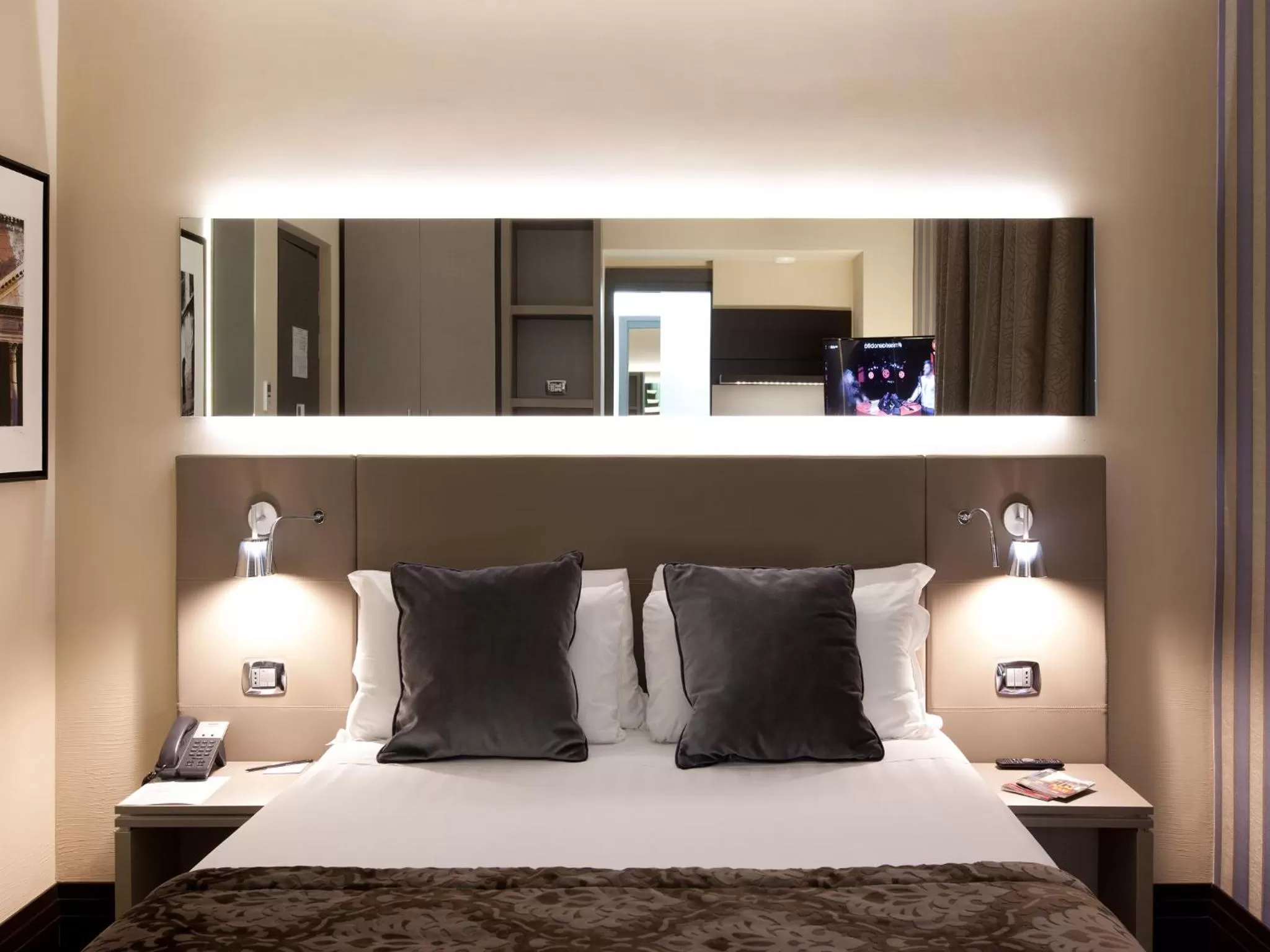 Bed in Quirinale Luxury Rooms