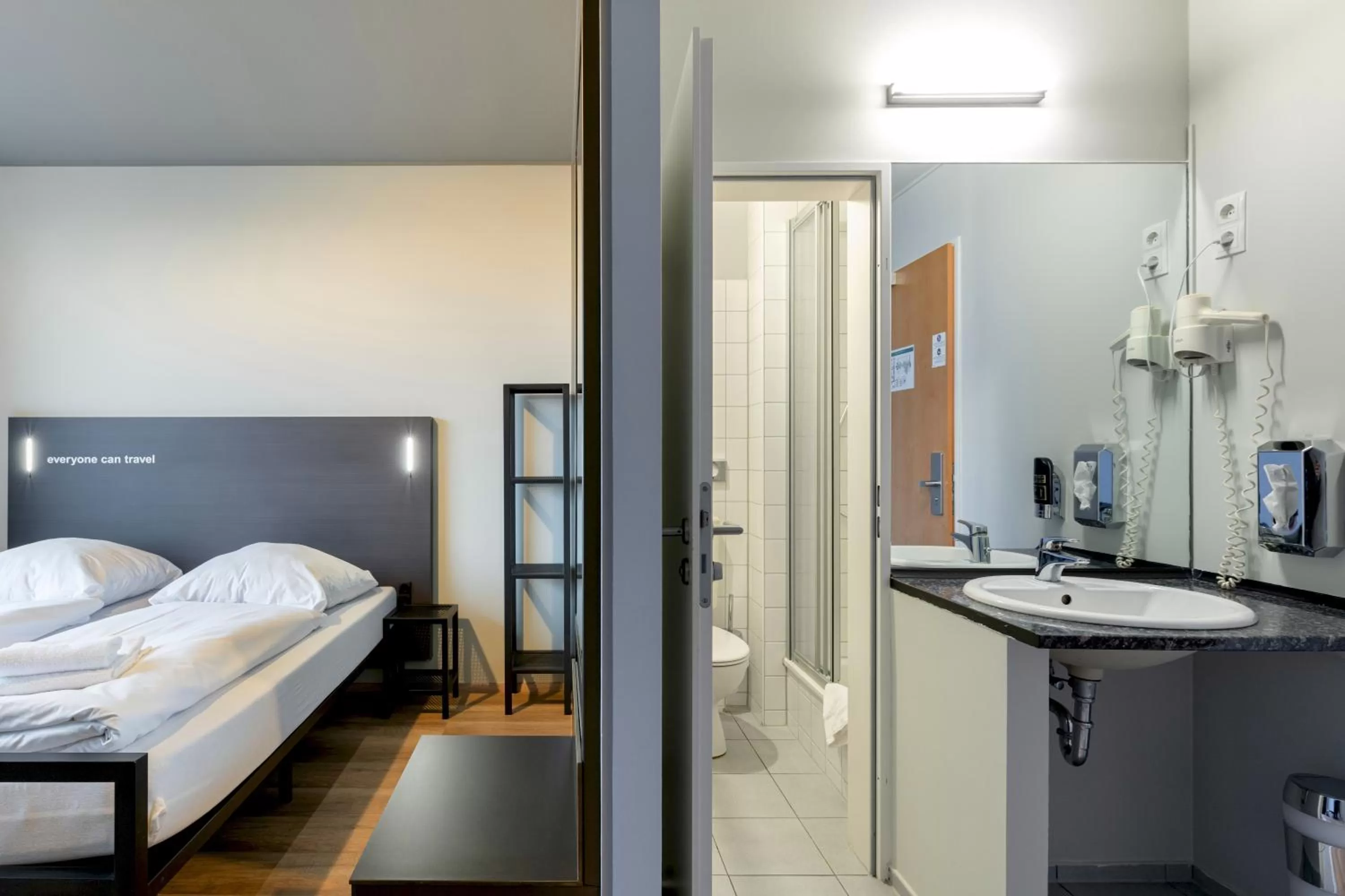 Toilet, Bed in a&o Hamburg Hammer Kirche