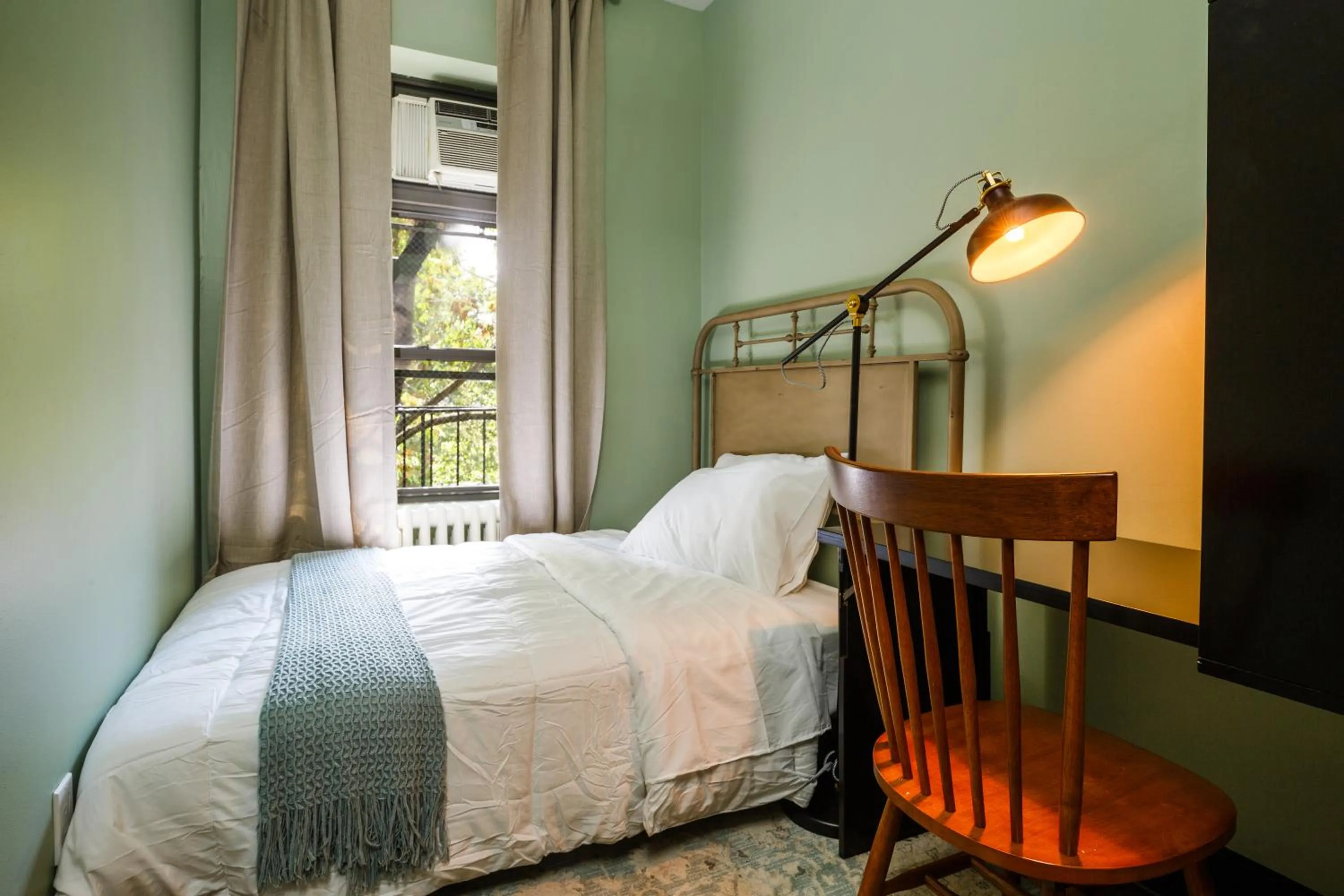 Photo of the whole room, Bed in Lamartine Chelsea