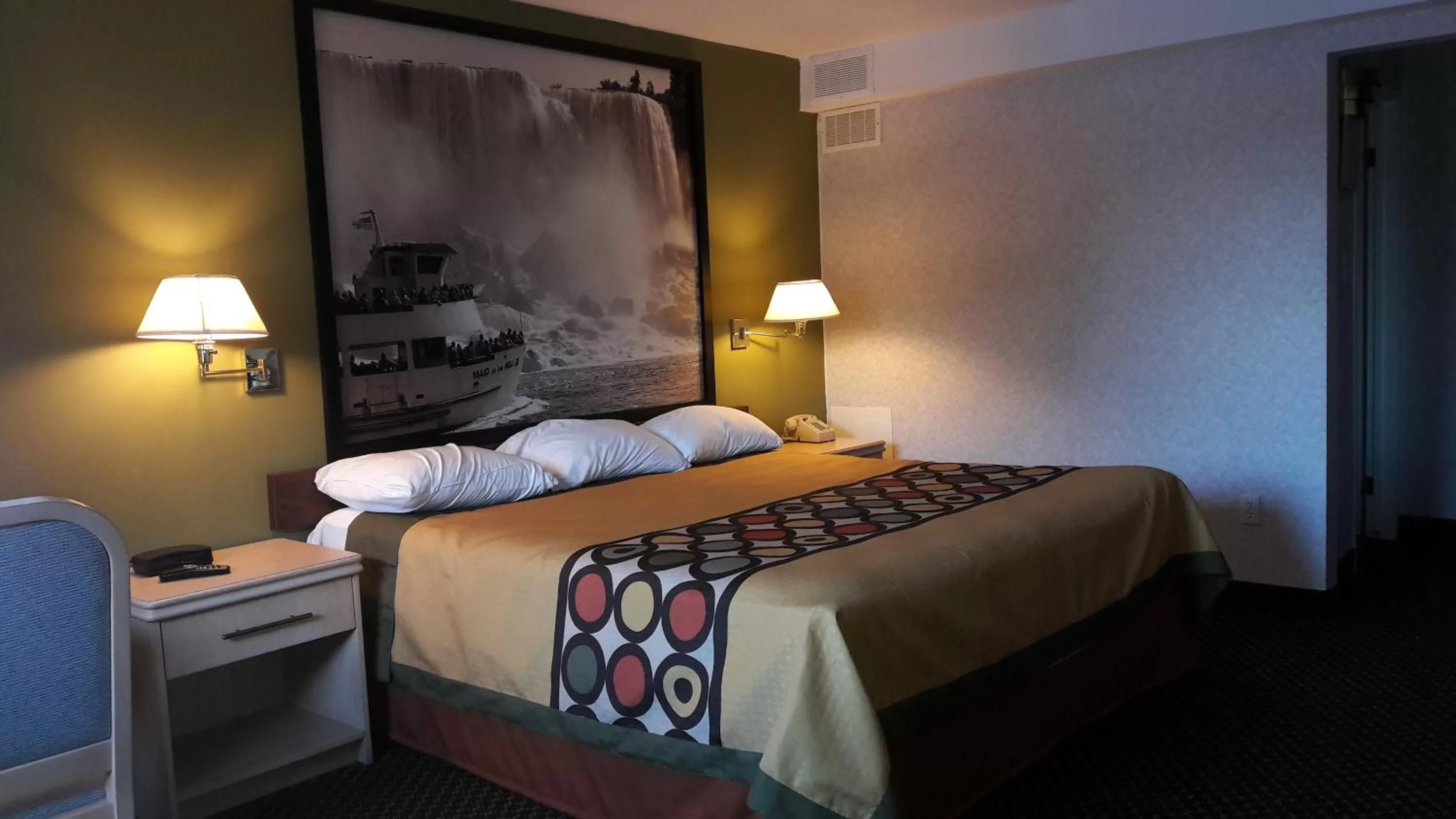 Bed in Super 8 by Wyndham Niagara Falls North