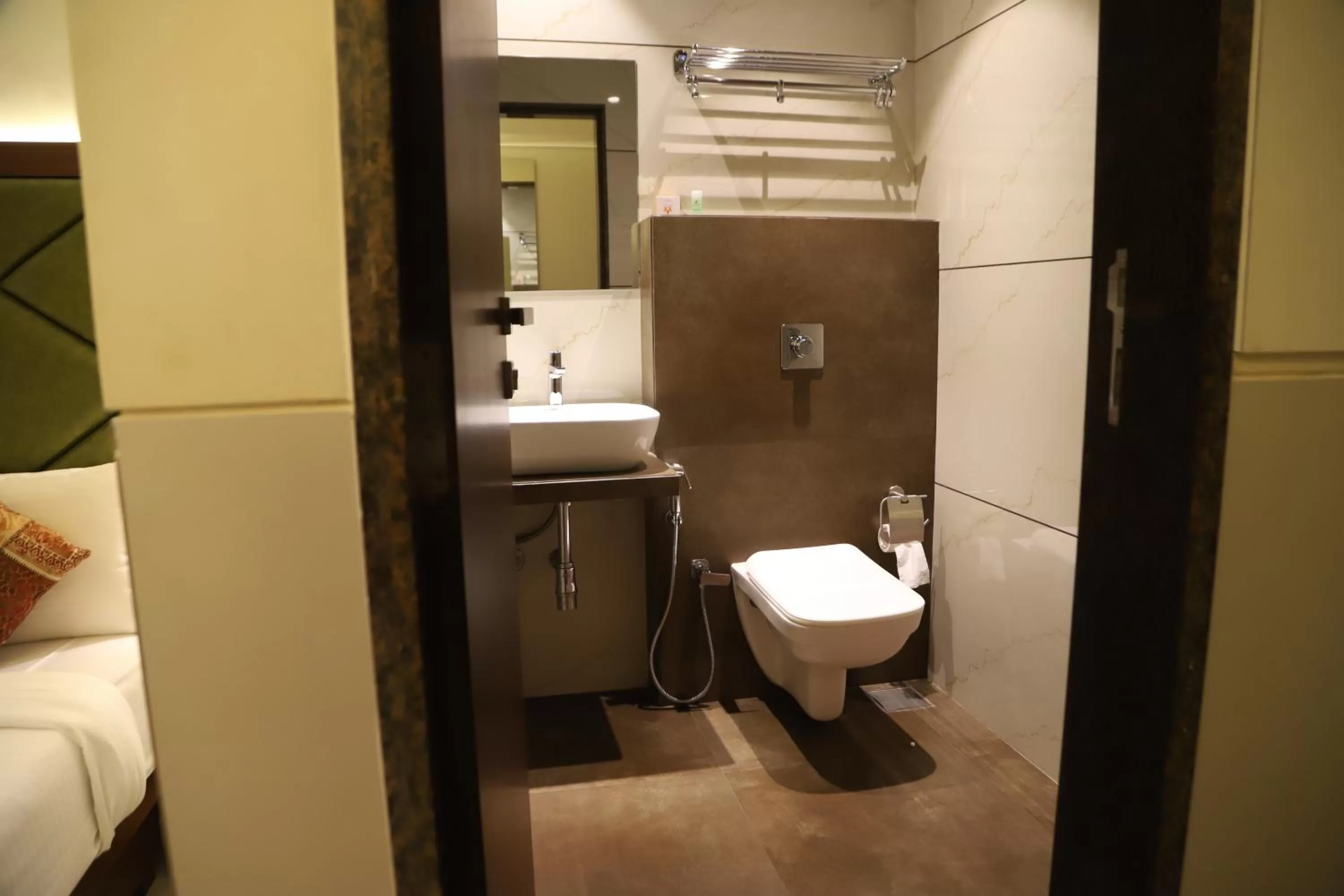 Shower, Bathroom in Maple Inn