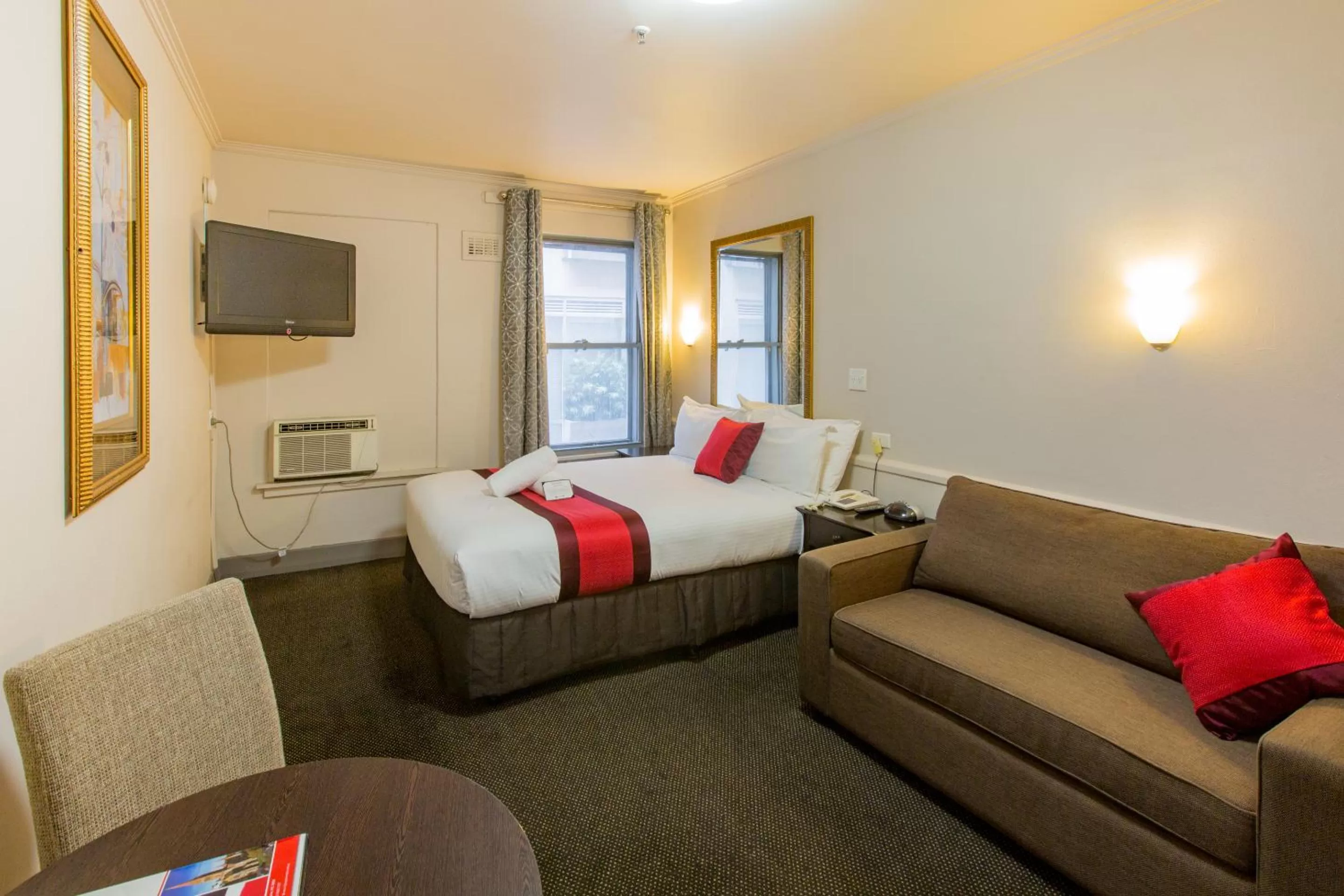 Bed in City Square Motel