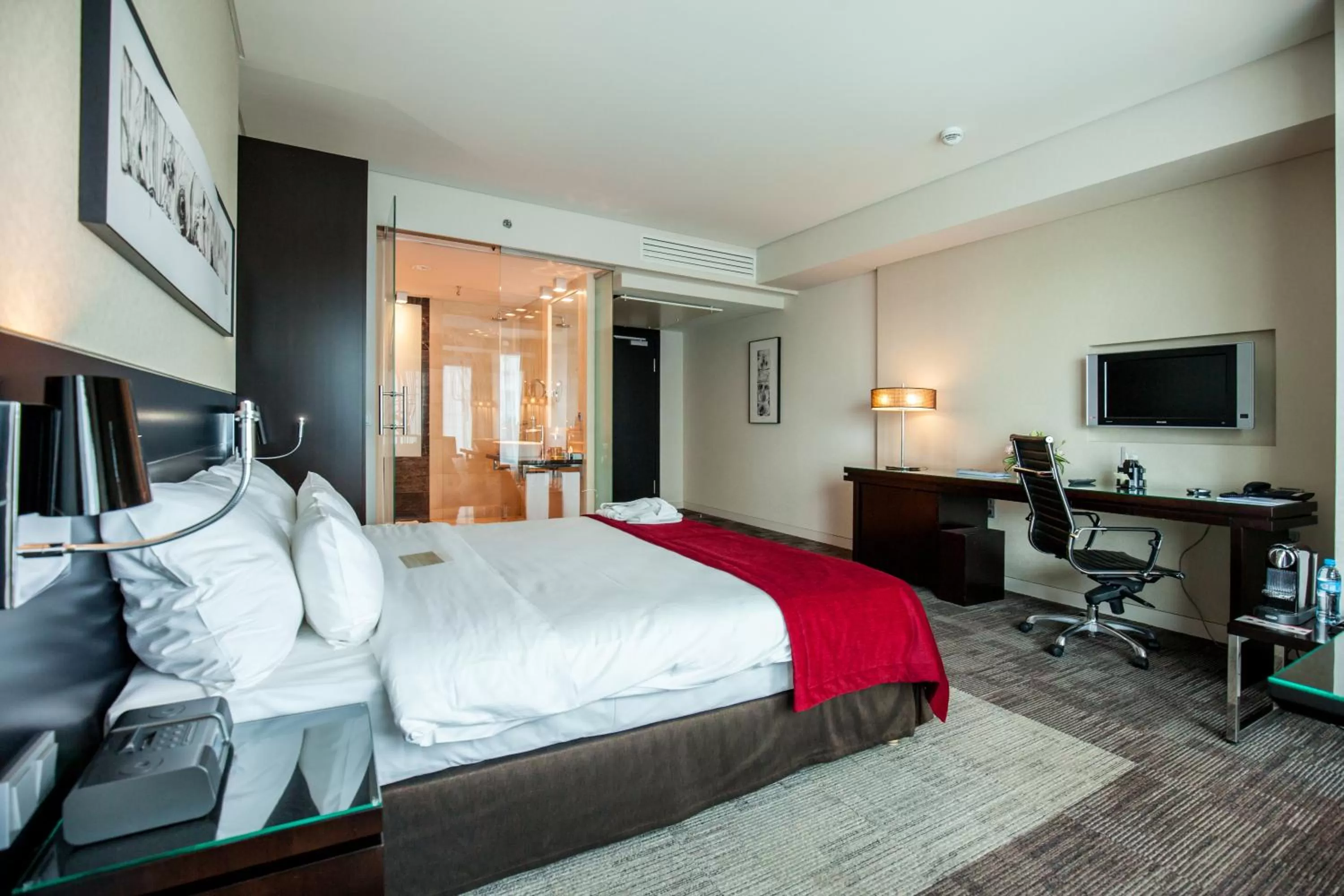 Communal lounge/ TV room, Bed in Andersia Hotel & Spa Poznan, a member of Radisson Individuals