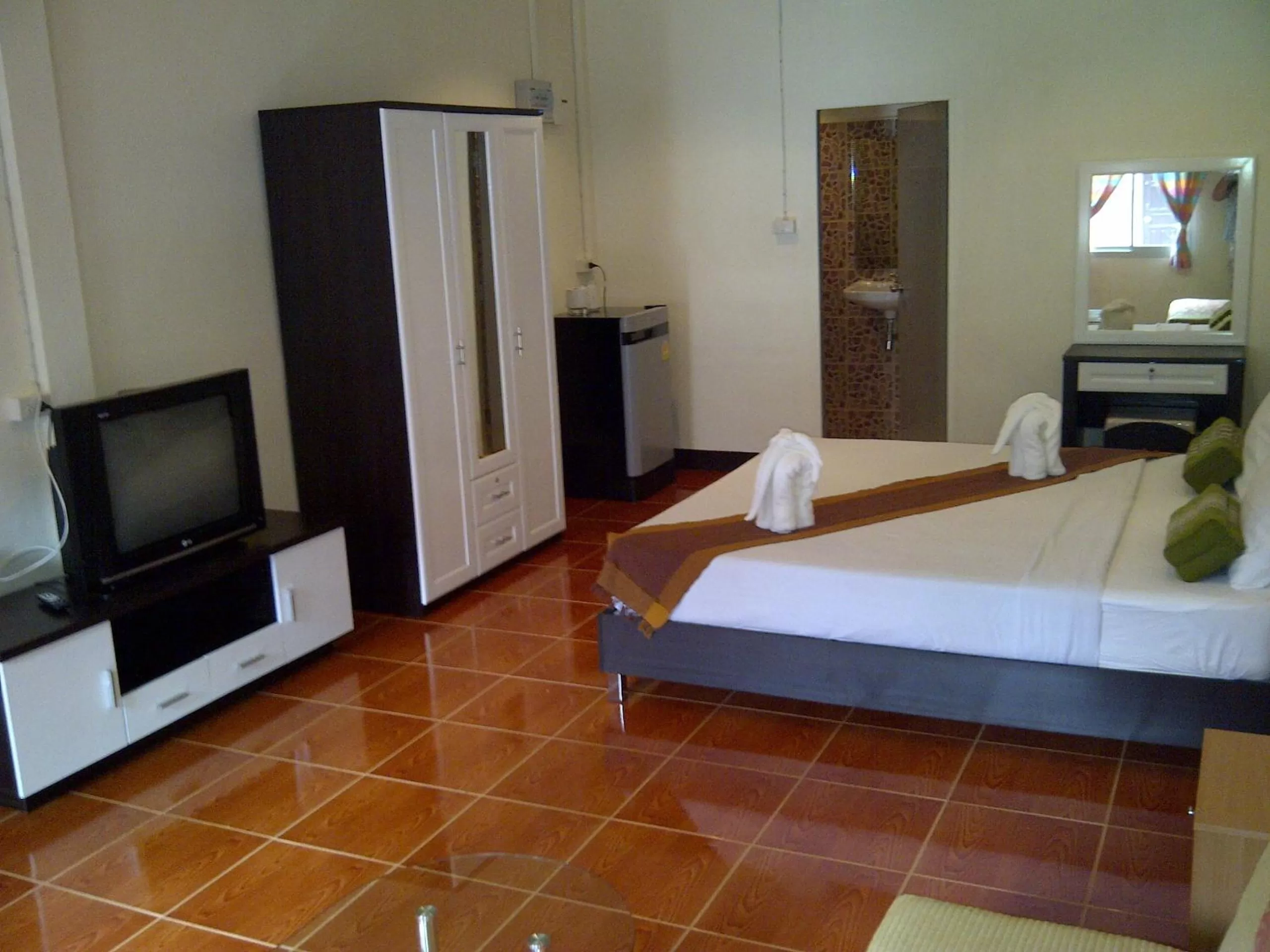 Photo of the whole room, Bed in Paradise Bungalows