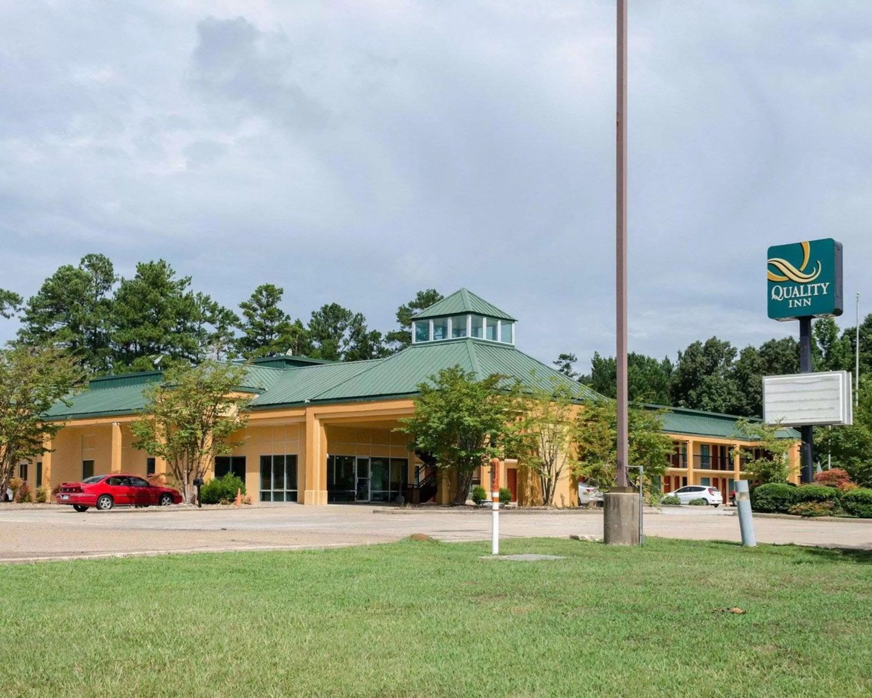Property building in Quality Inn Louisville MS