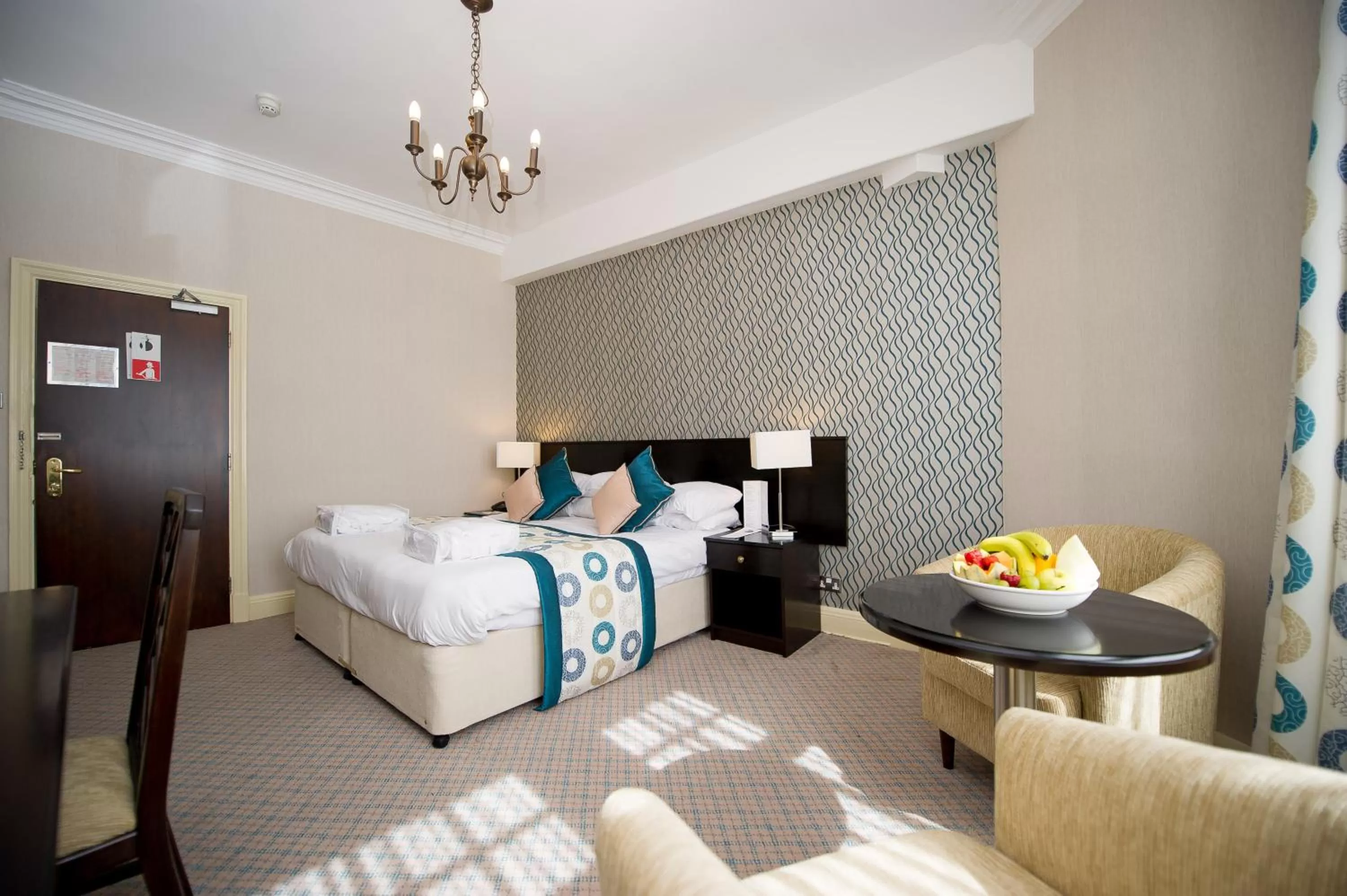 Photo of the whole room, Bed in Crown & Mitre Hotel