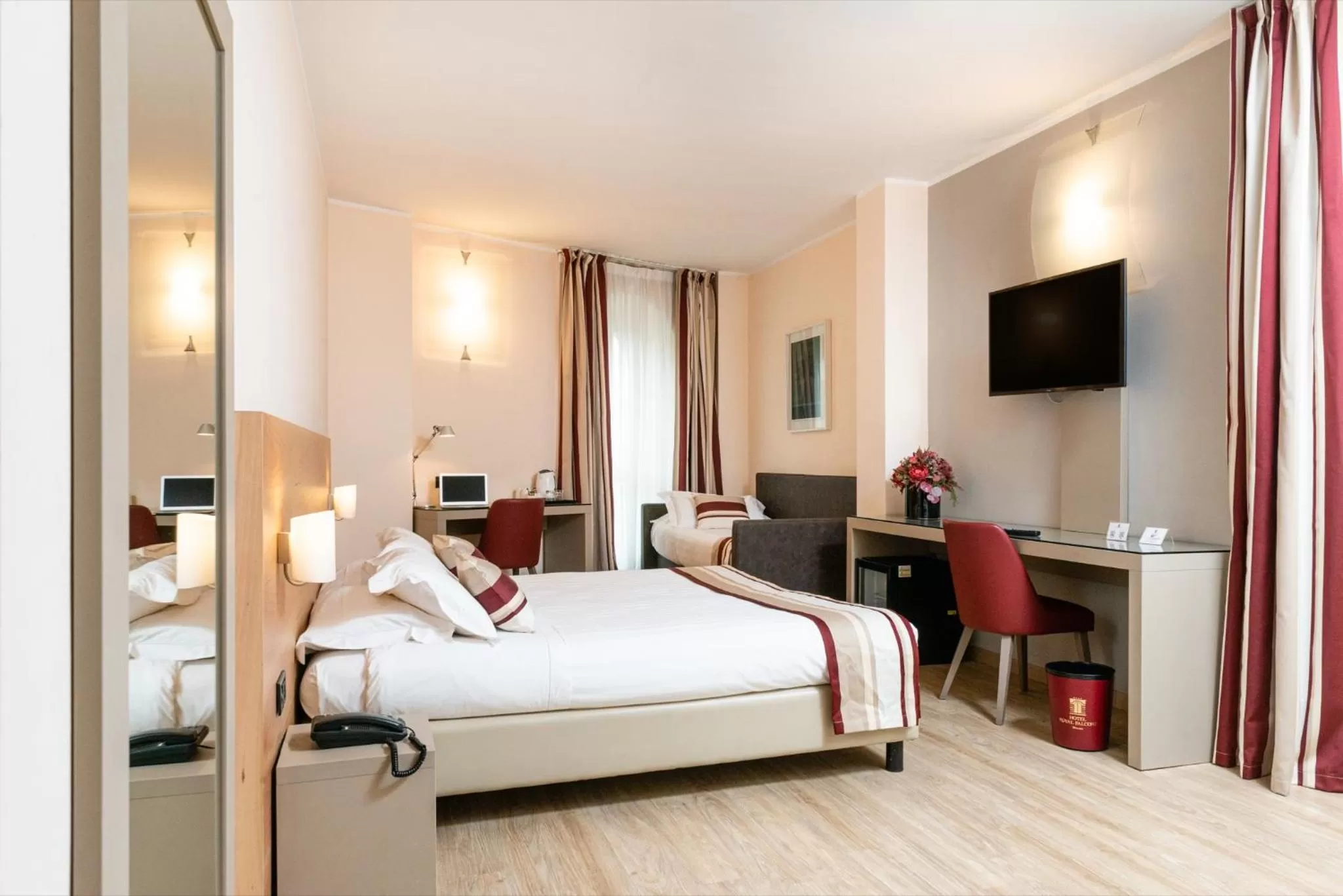 Photo of the whole room, Bed in Hotel Royal Falcone