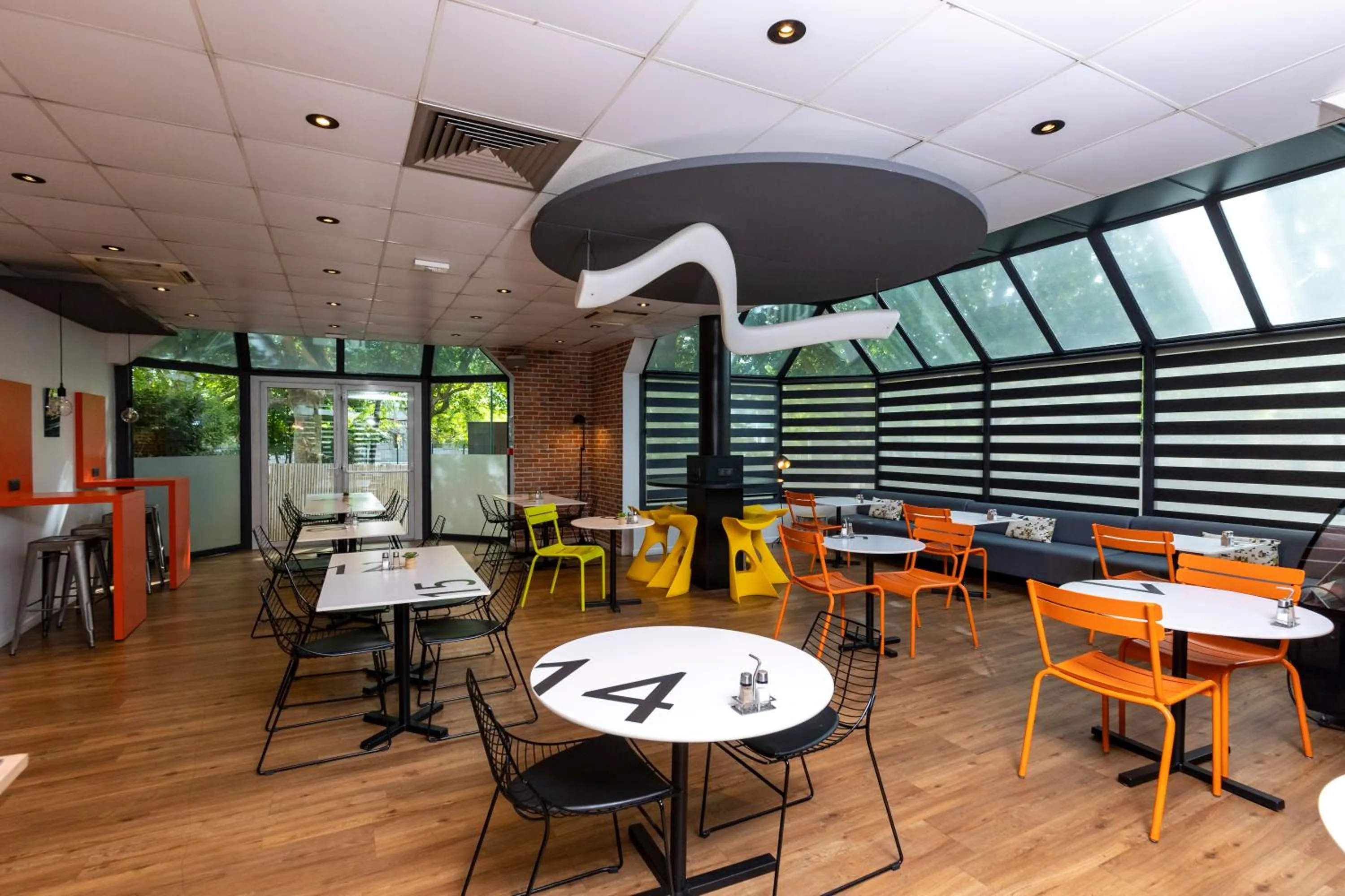 Restaurant/places to eat in Kyriad Paris Ouest - Colombes