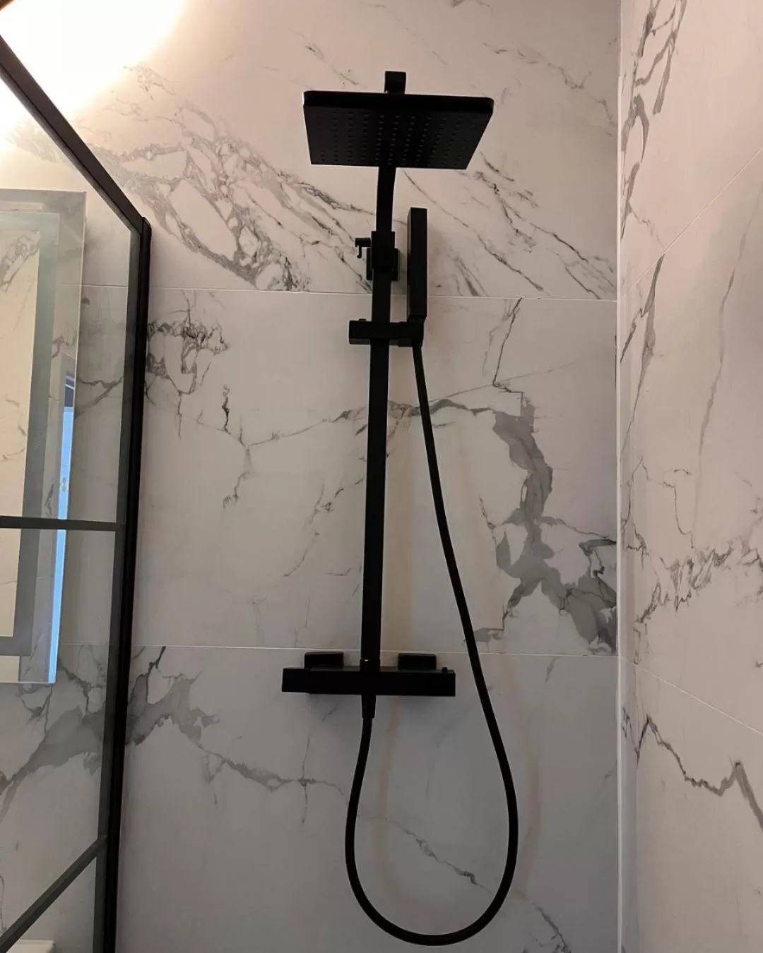 Shower in Hôtel La Pièce