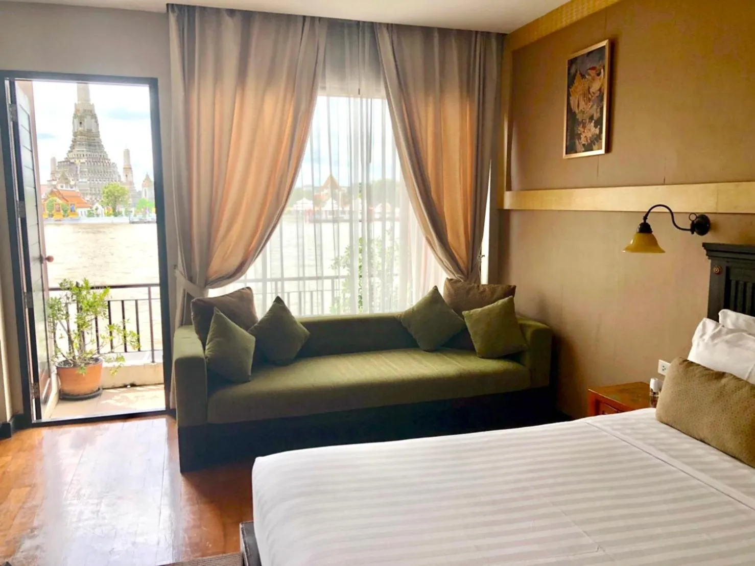 Seating area, Bed in Sala Arun