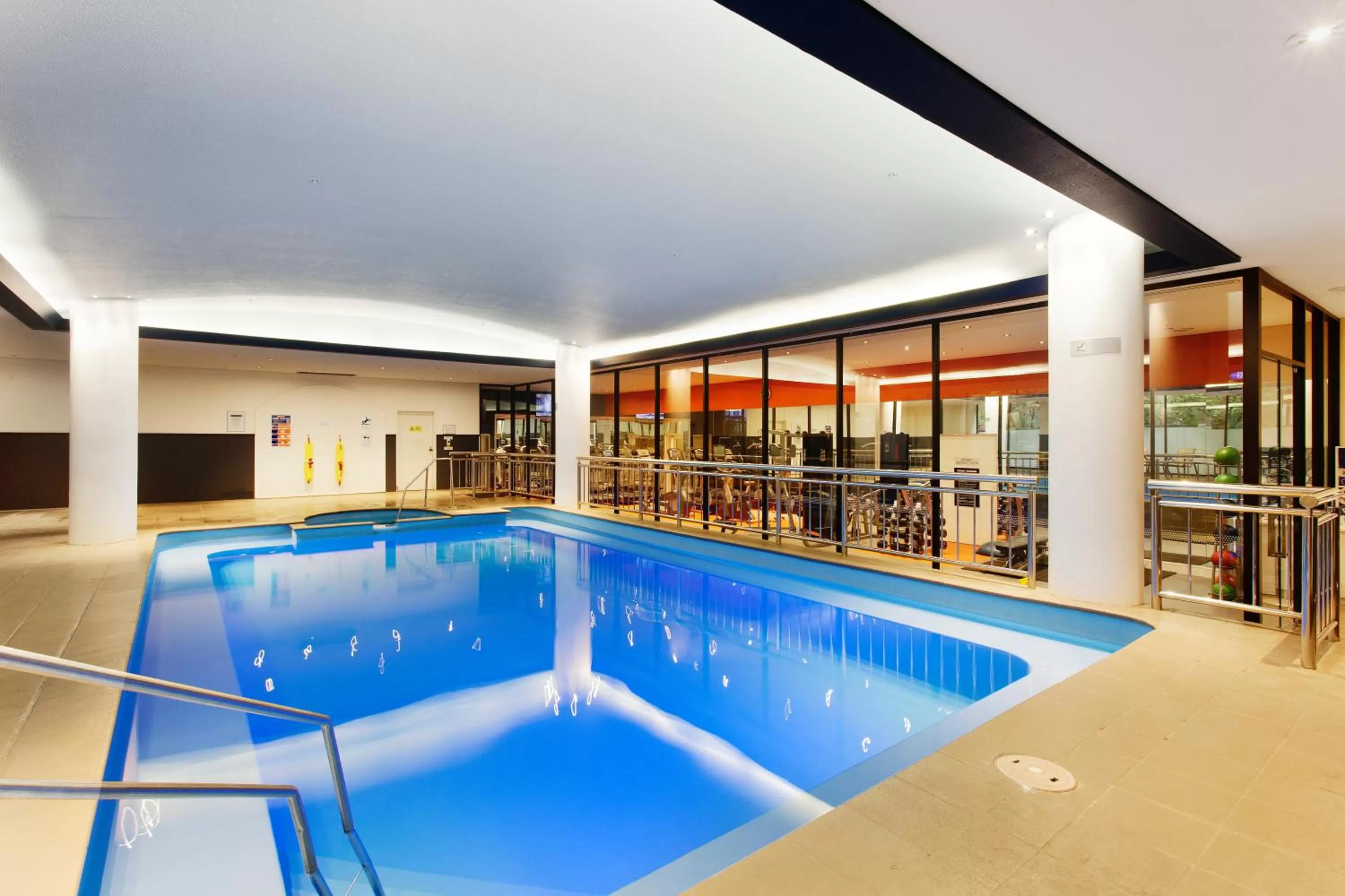 Swimming pool in Mercure Melbourne Albert Park