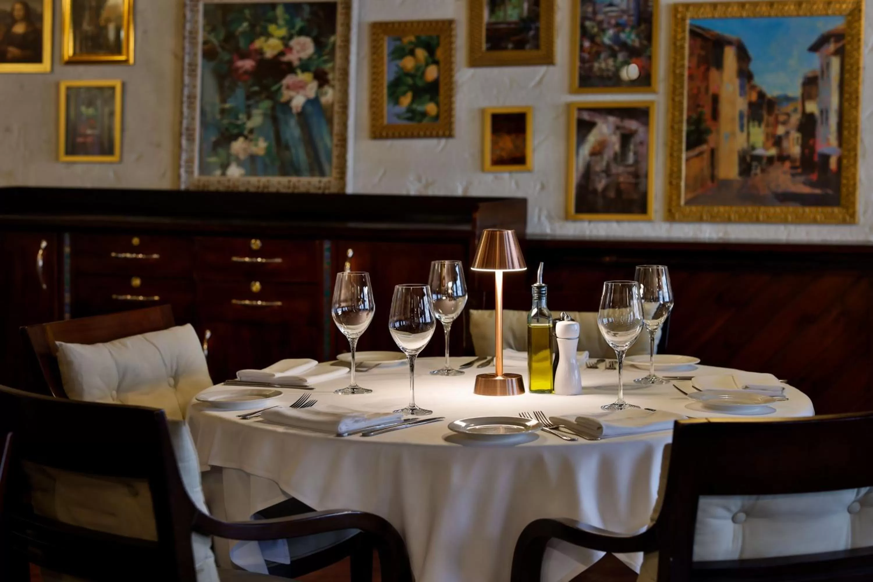 Restaurant/places to eat in Le Méridien Dubai Hotel & Conference Centre