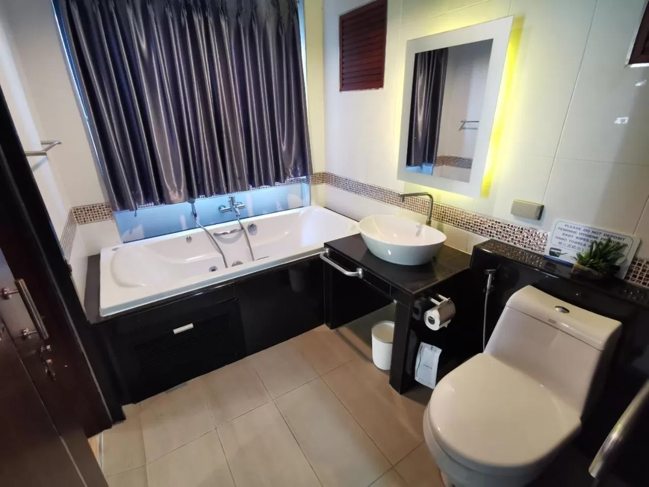 Hot Tub, Bed in Hotel De Wualai