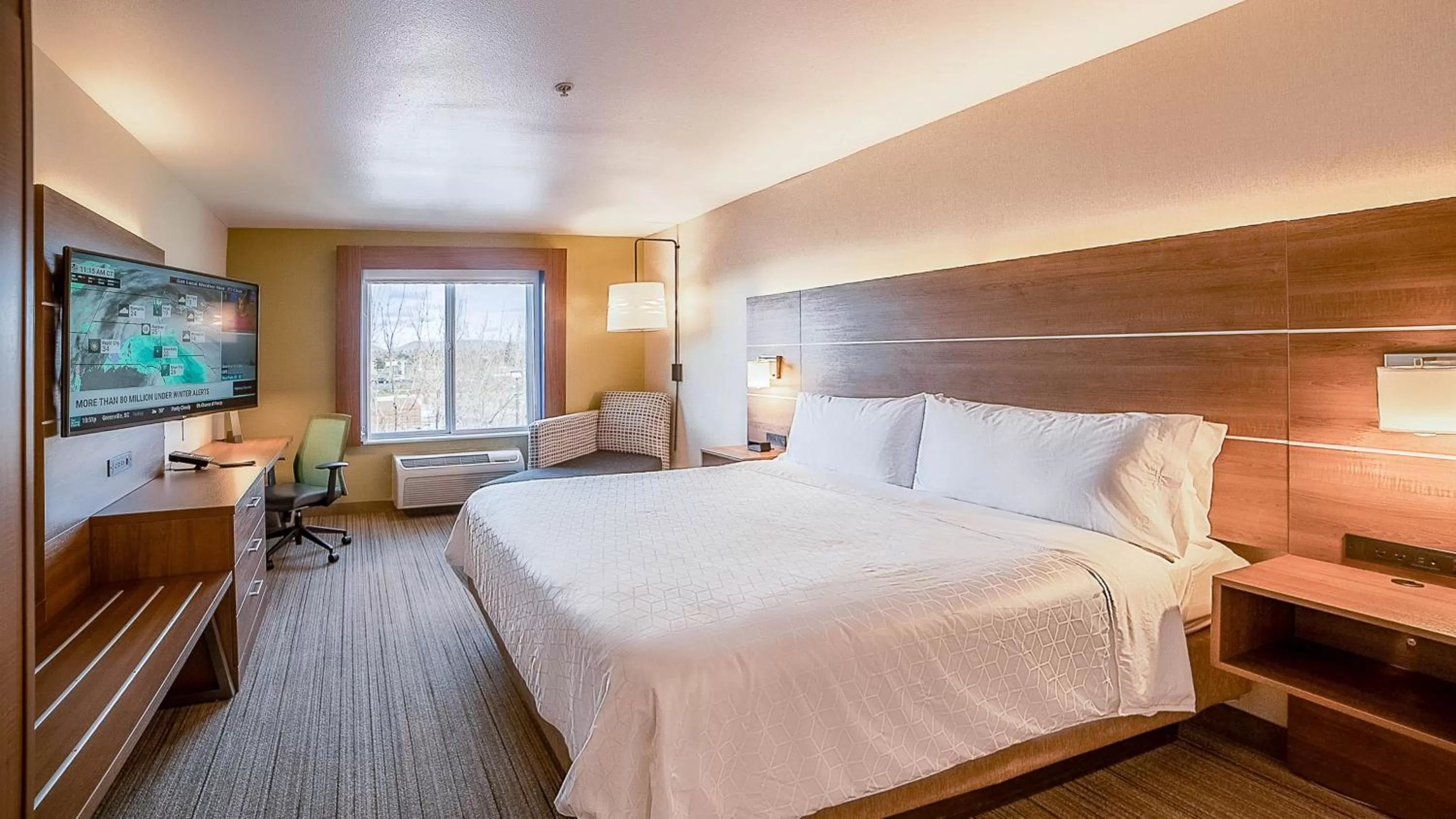 Photo of the whole room, Bed in Holiday Inn Express Porterville by IHG