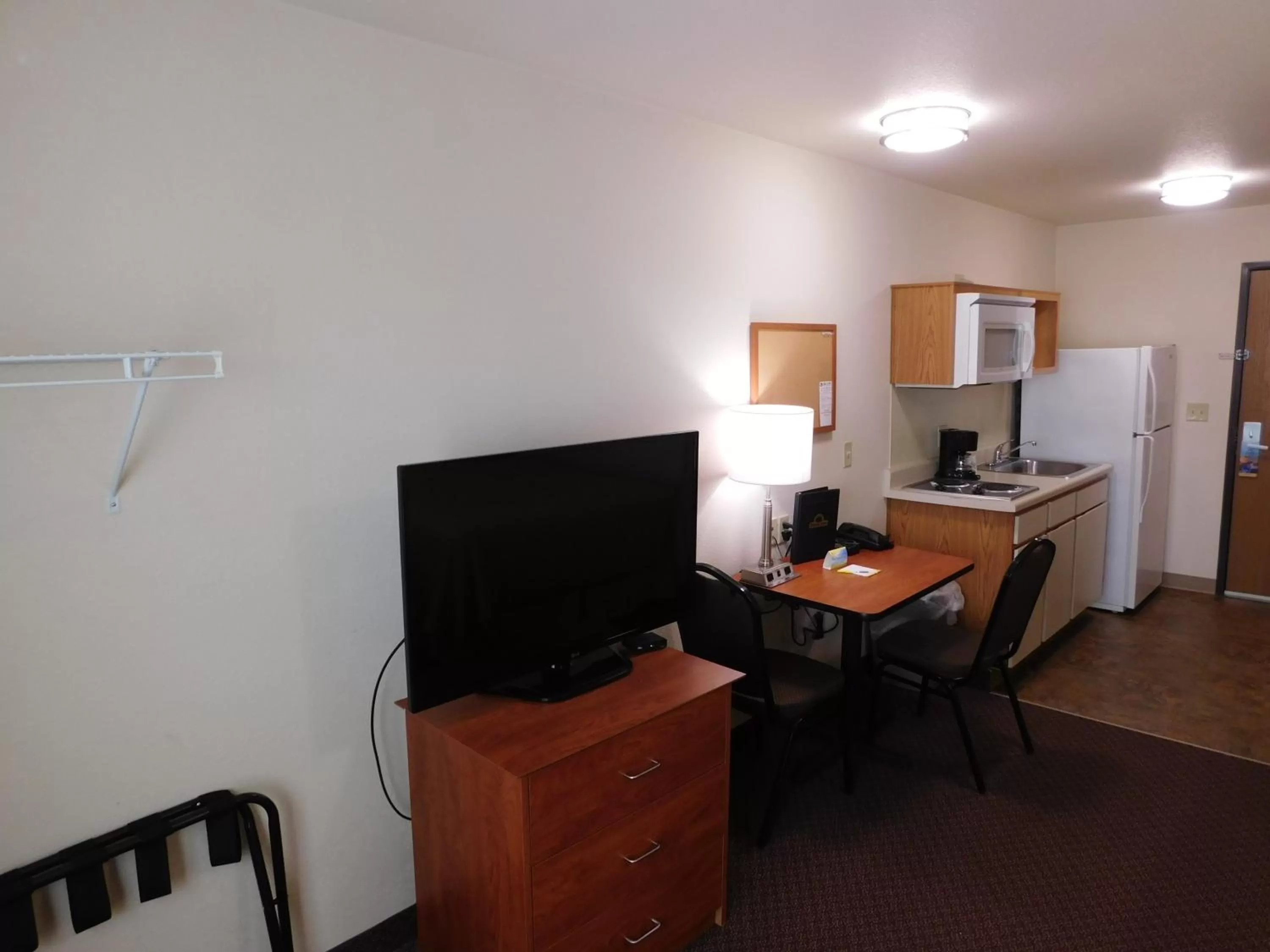 TV and multimedia in Days Inn & Suites by Wyndham Rochester South