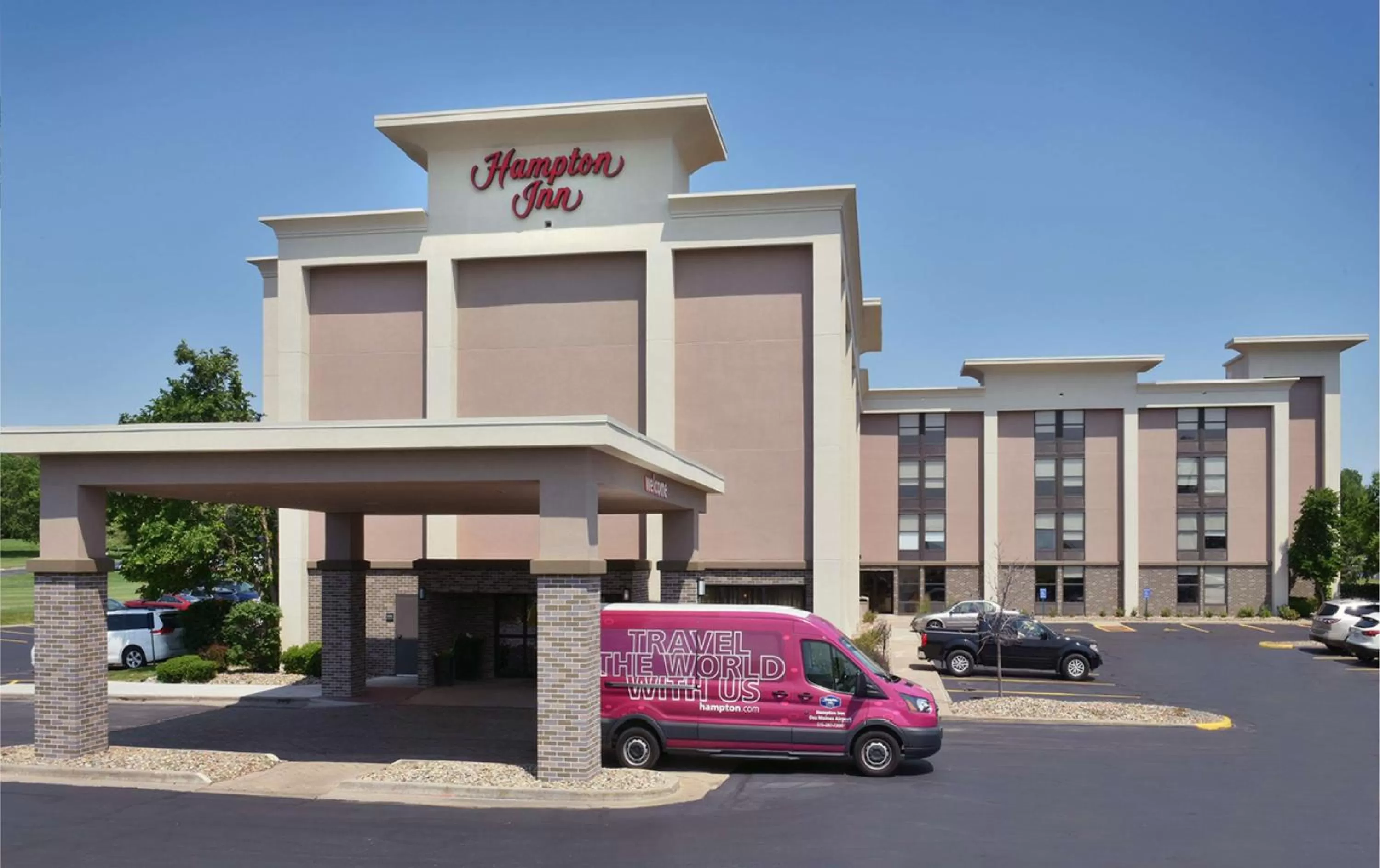 Property building in Hampton Inn Des Moines-Airport
