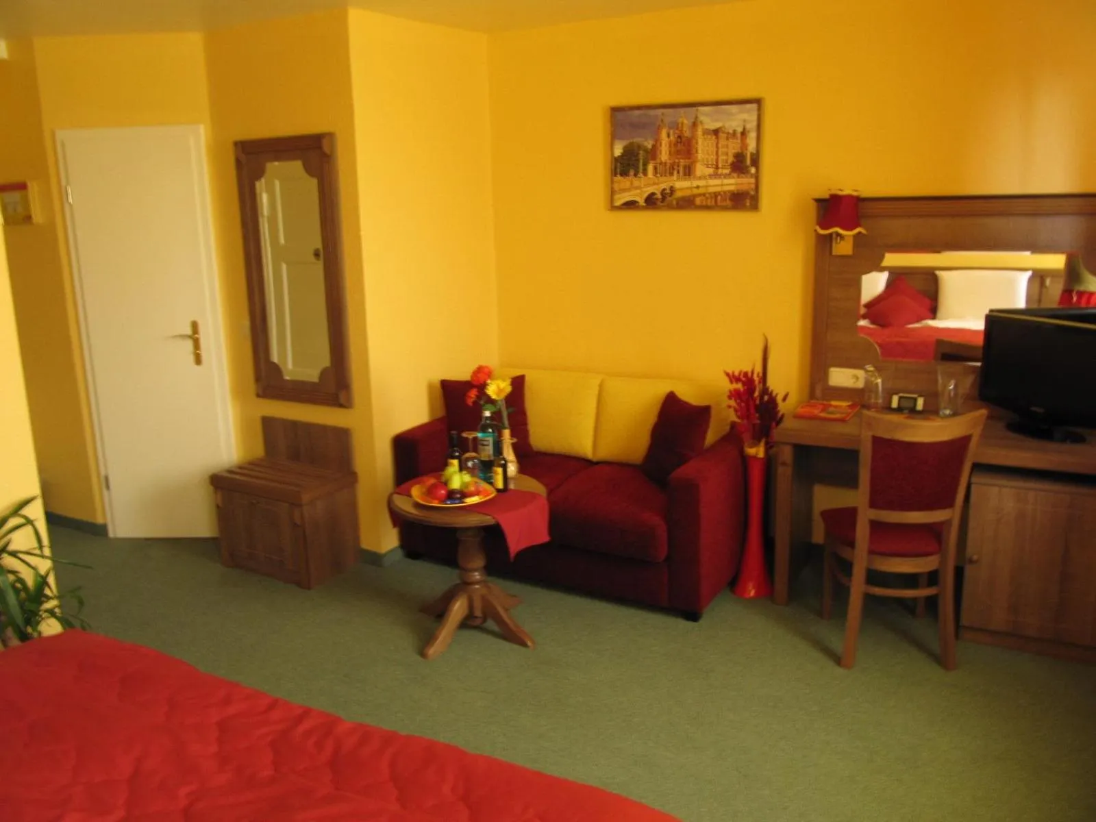 Seating area, Bed in Hotel am Hauptbahnhof