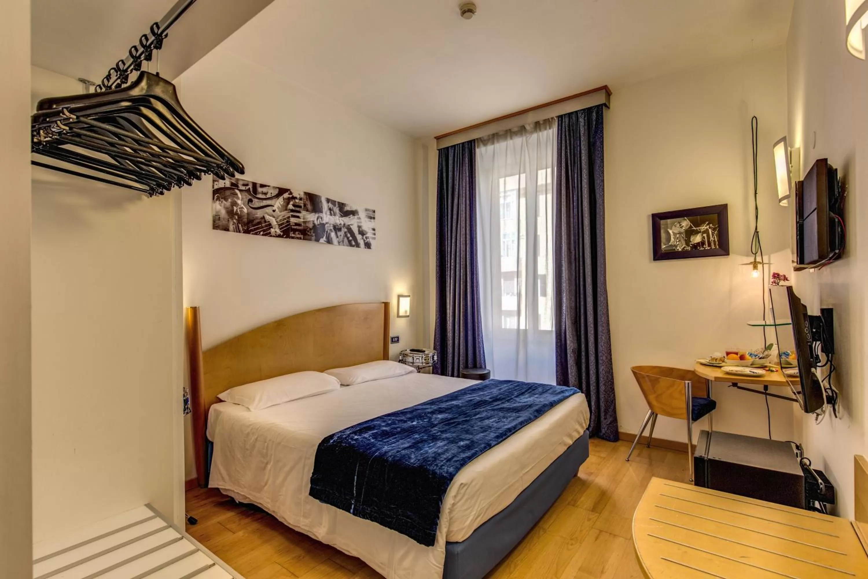 Photo of the whole room, Bed in Hotel Franklin Feel The Sound