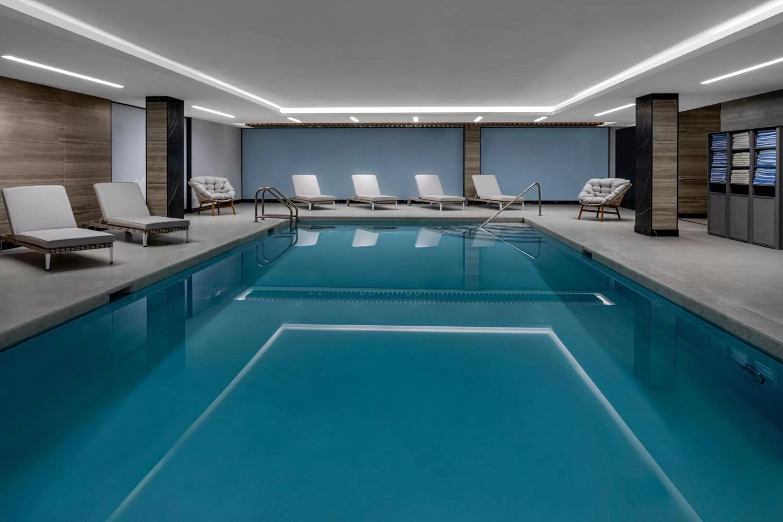 Swimming pool in Four Points by Sheraton Flushing