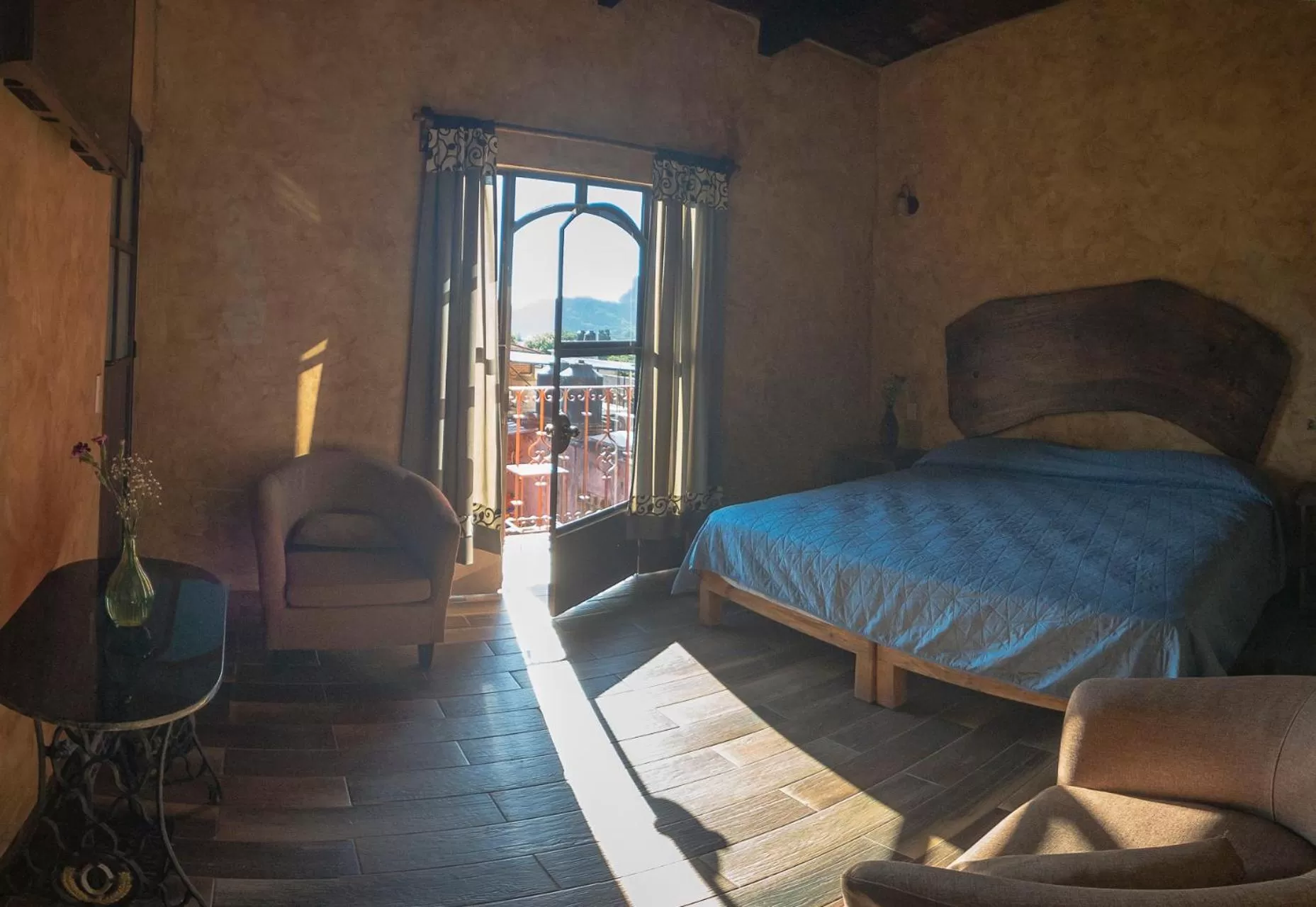 Photo of the whole room in Flor de Cera