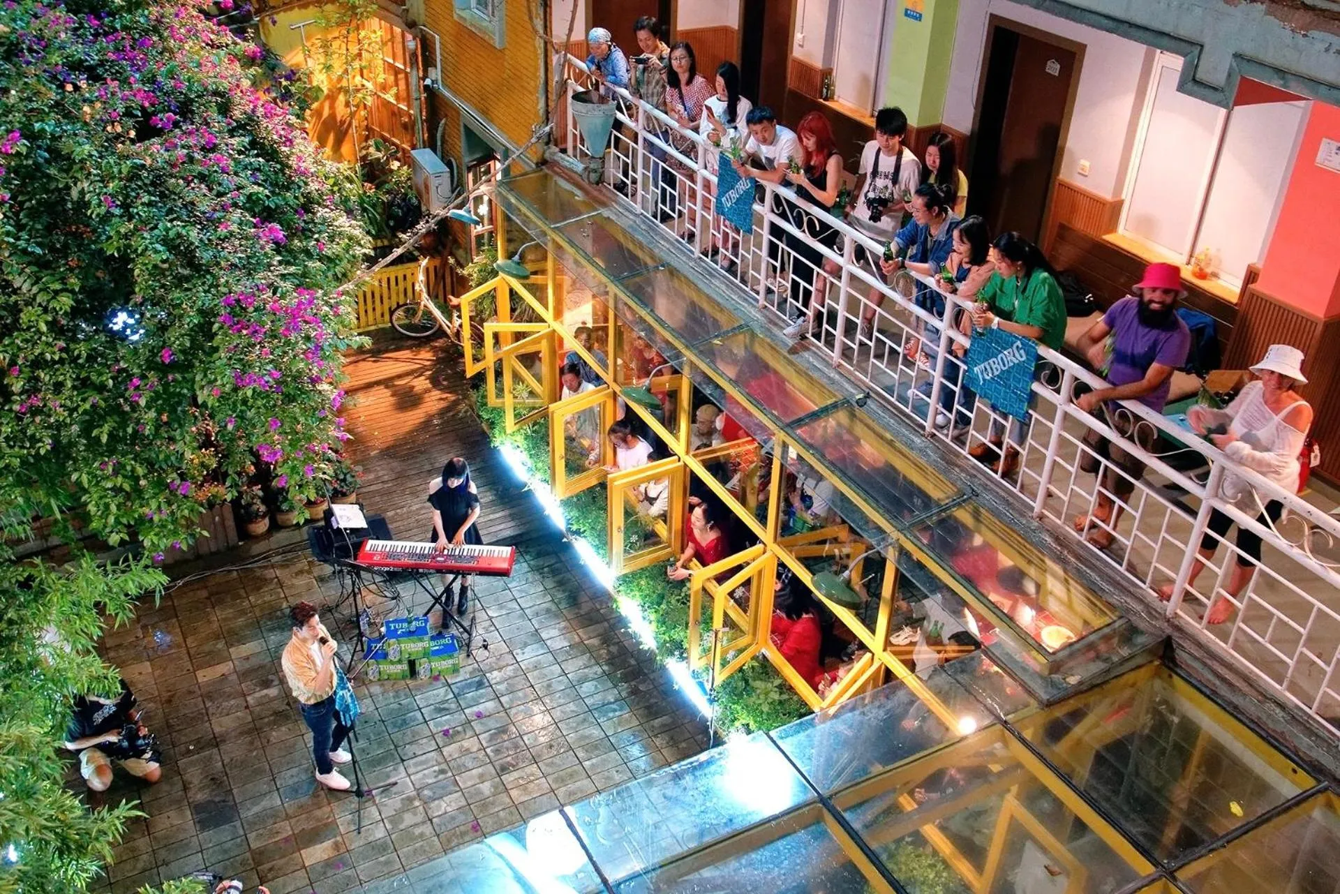 People in The Cloudland International Youth Hostel Close to the city center,15 min walks to the subway, Close to the night market, old street, green lake, English-speaking service, free Activity convenient payment and visa cards are accepted