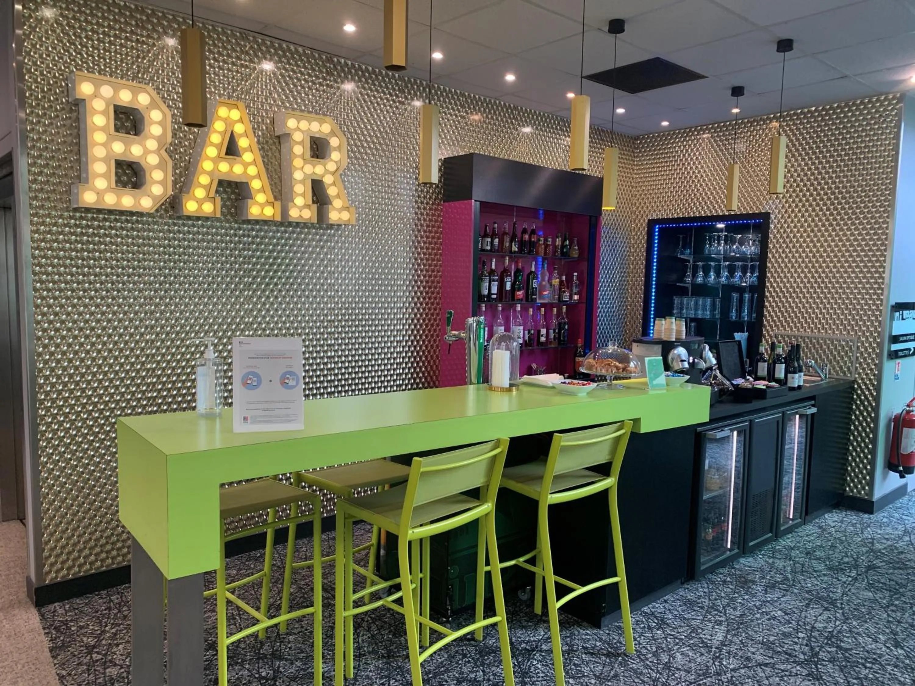 Lounge or bar in ibis Styles Antony Paris Sud