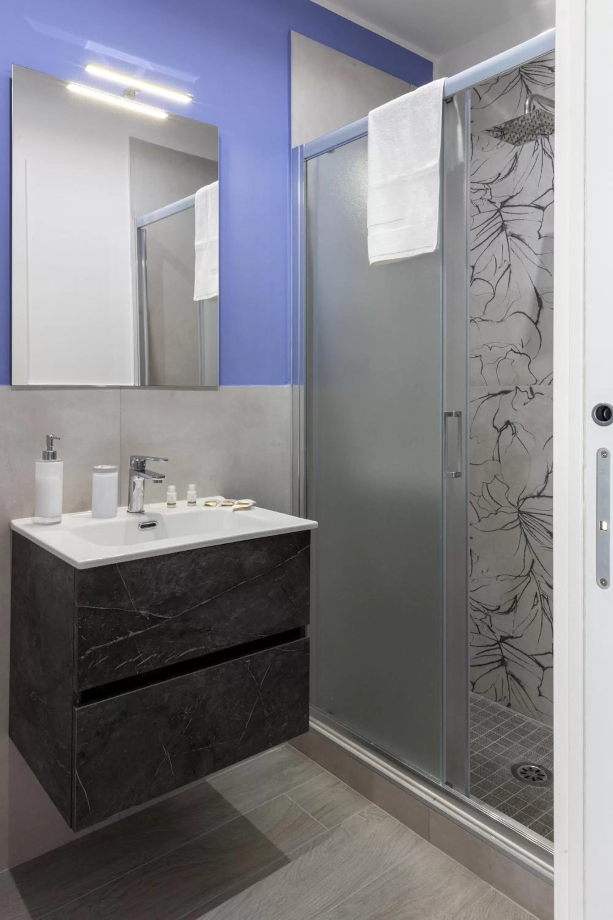 Shower, Bathroom in Partenope Guest House