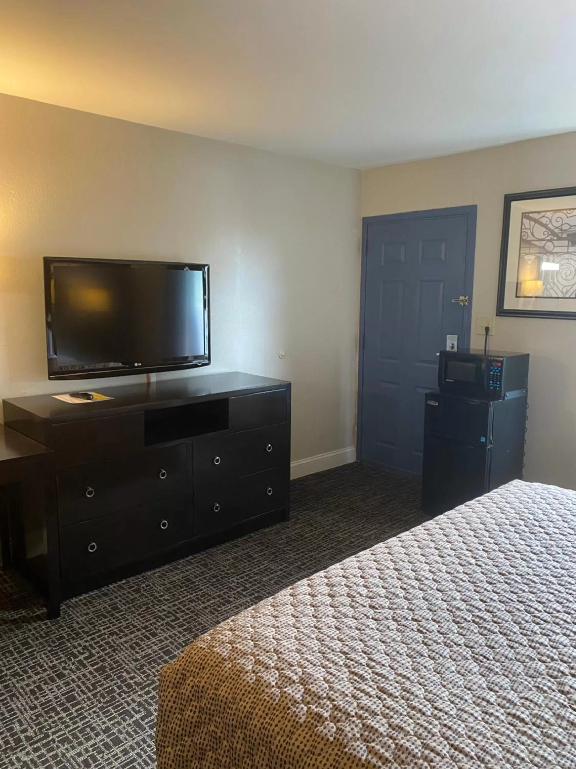 Bed in Fairview Inn - Greensboro Airport
