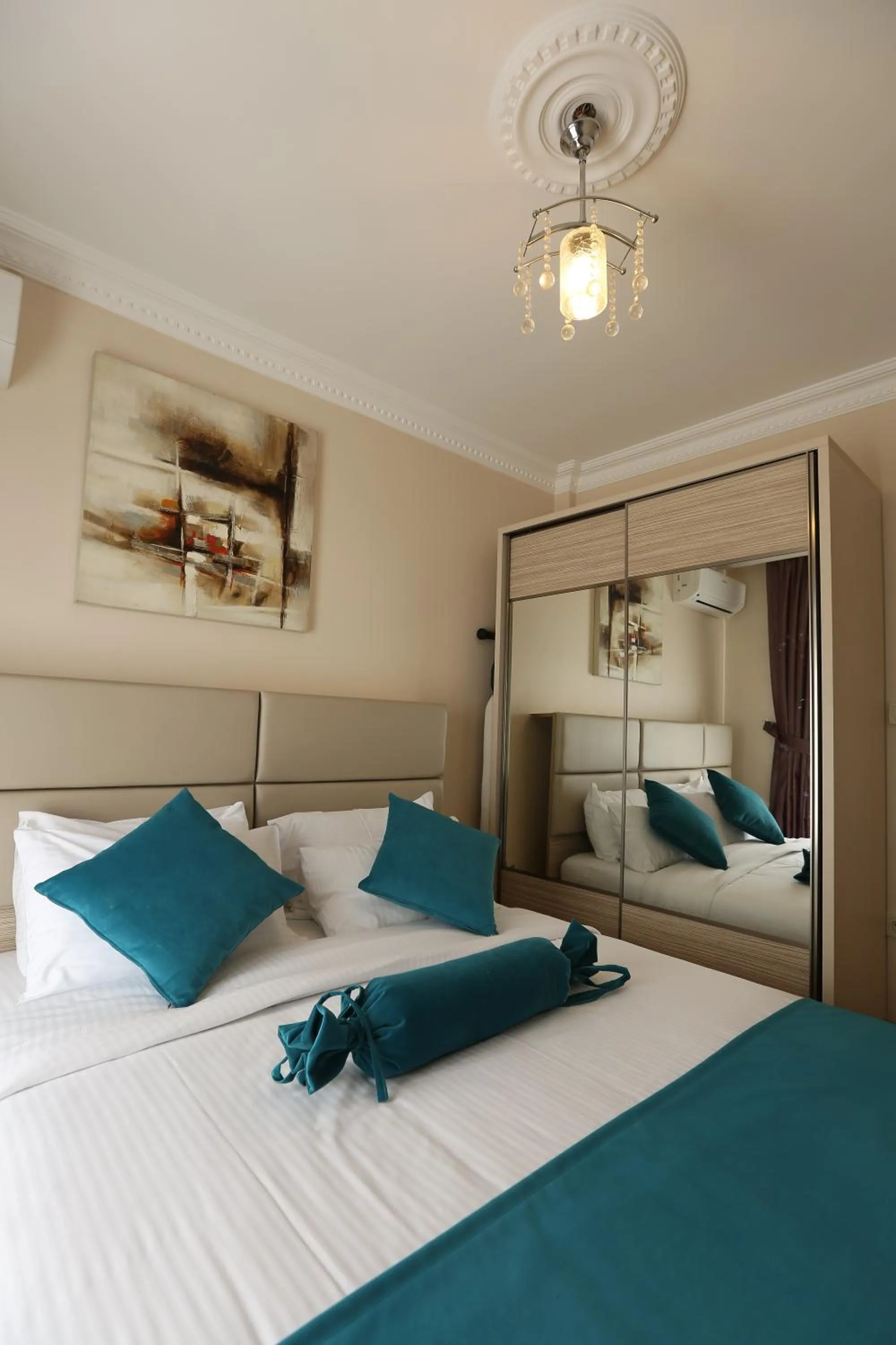 Bedroom, Bed in Overland Residence