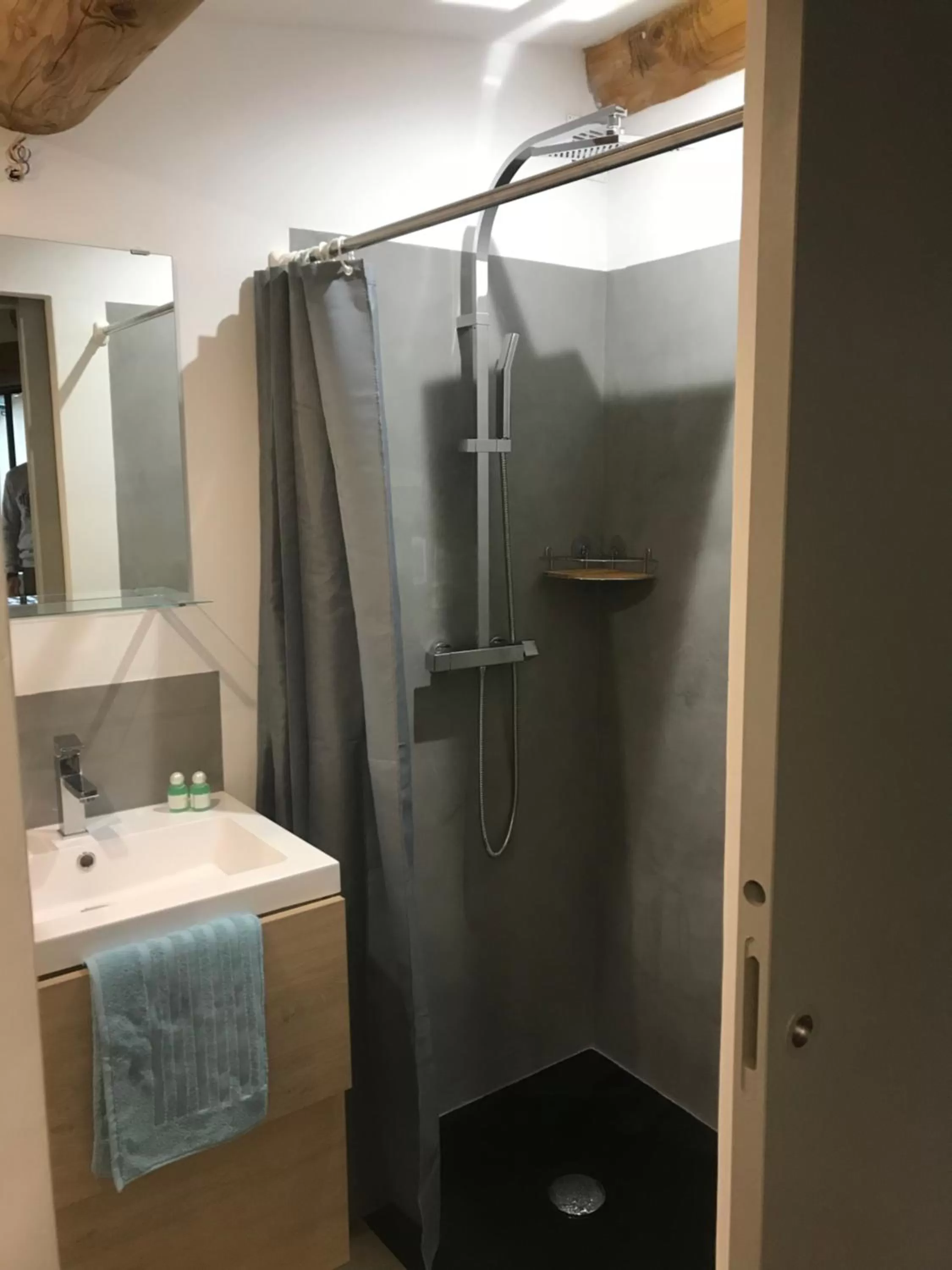 Shower in Bastide Bellugue Maison d'hôtes réseau Bienvenue à La Ferme à 3 minutes de Lourmarin