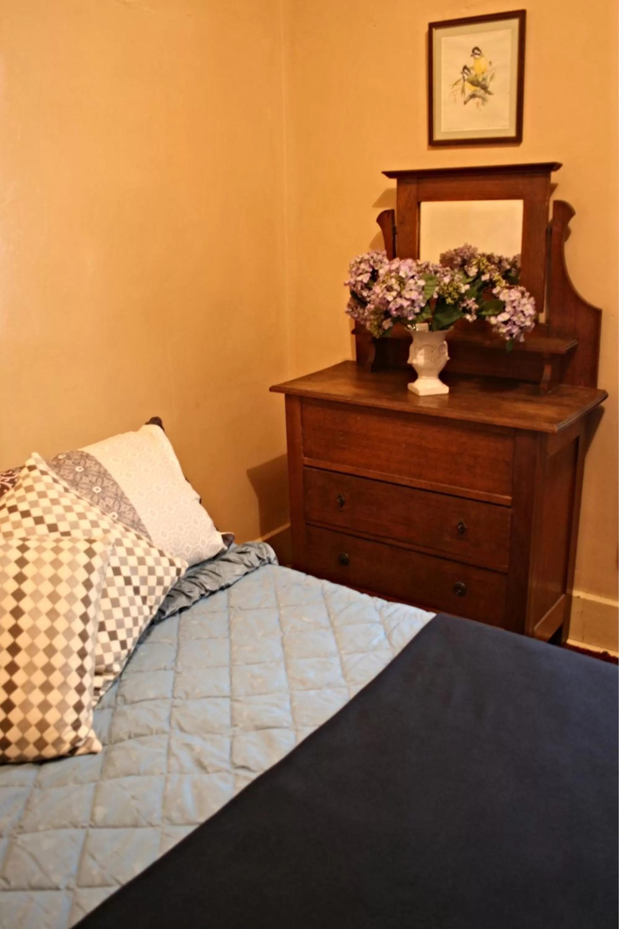 Bedroom in Southern Railway Hotel Goulburn