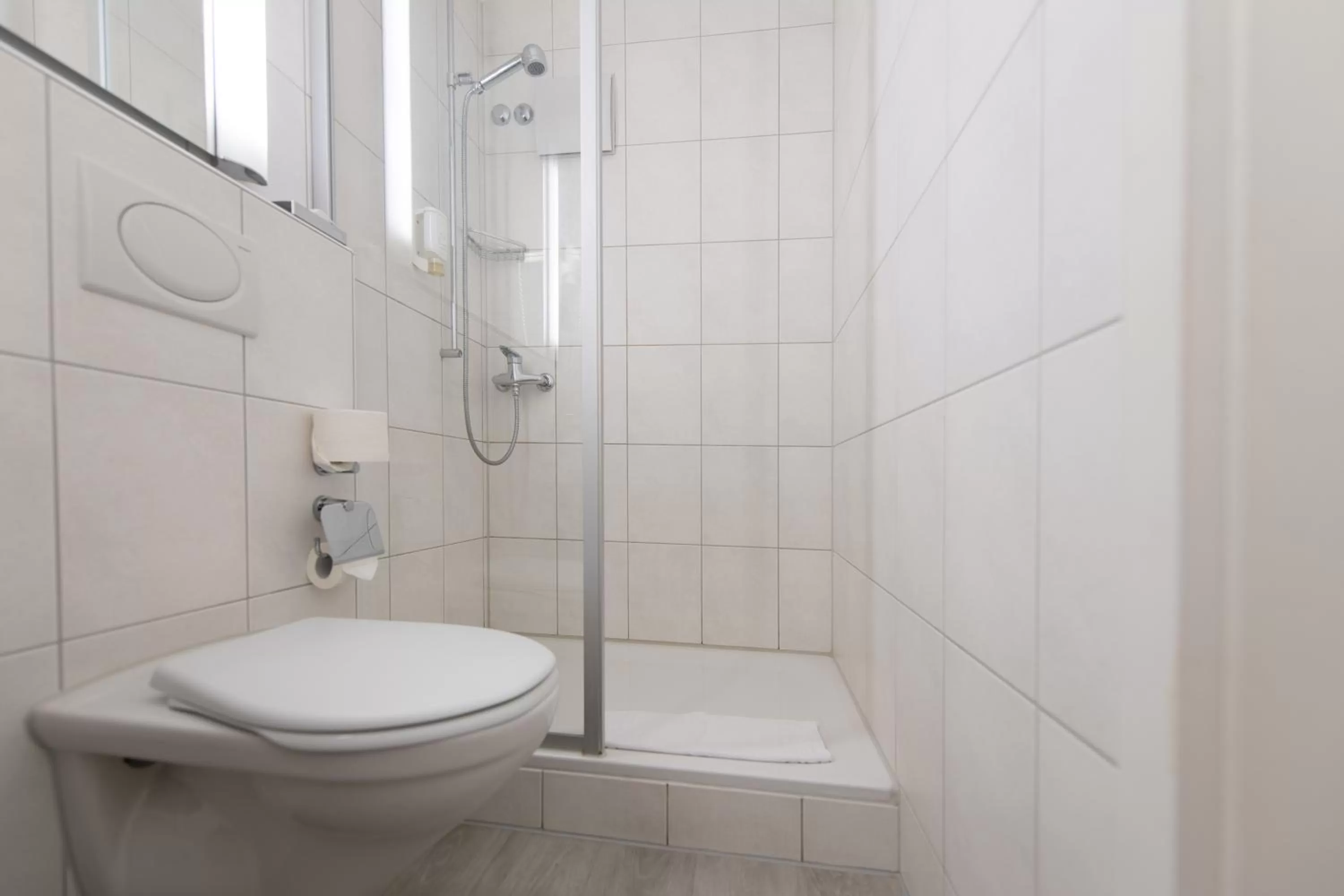 Shower in Airporthotel Grenchen