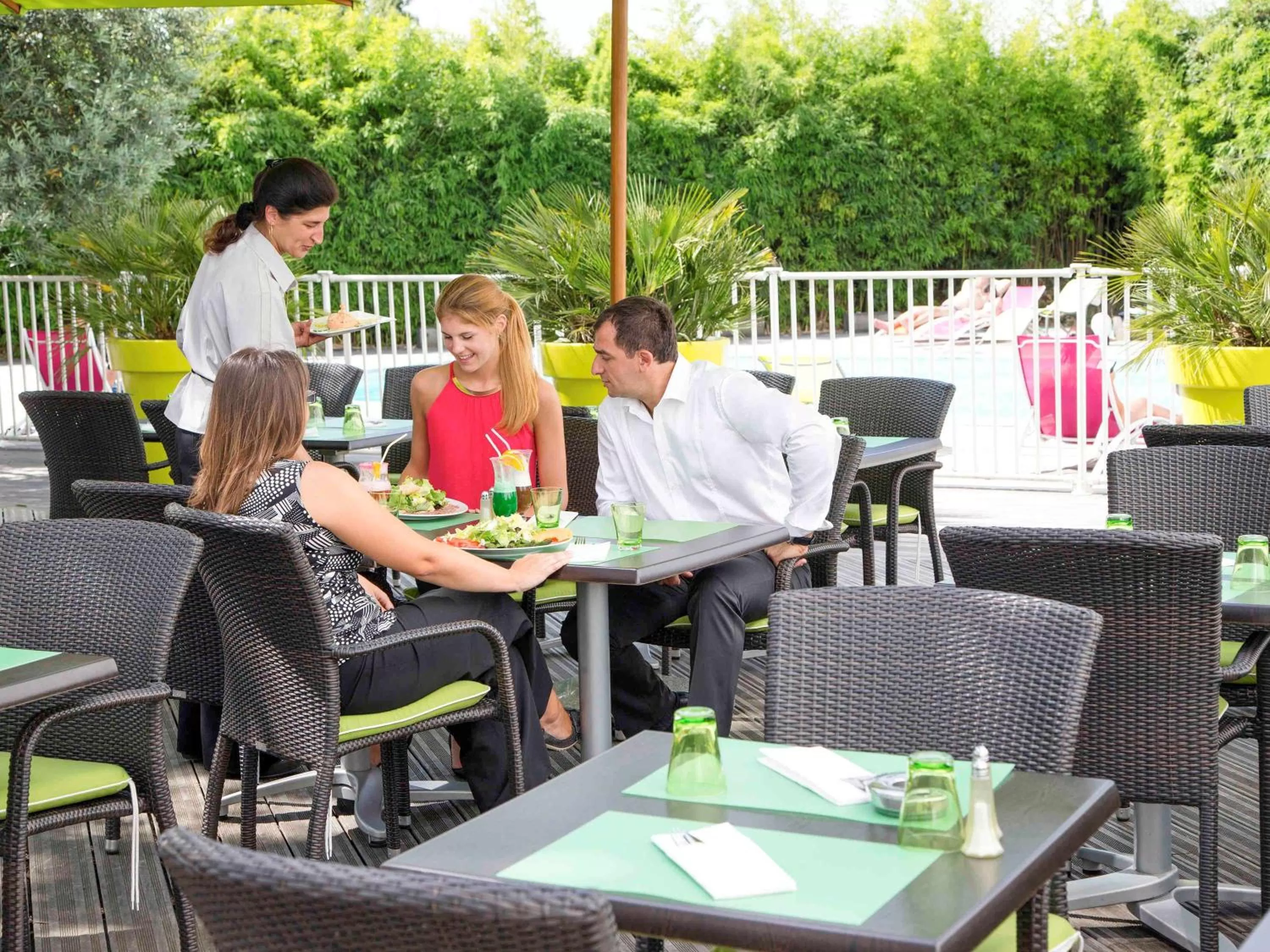 Lounge or bar in Novotel Paris Orly Rungis Aéroport