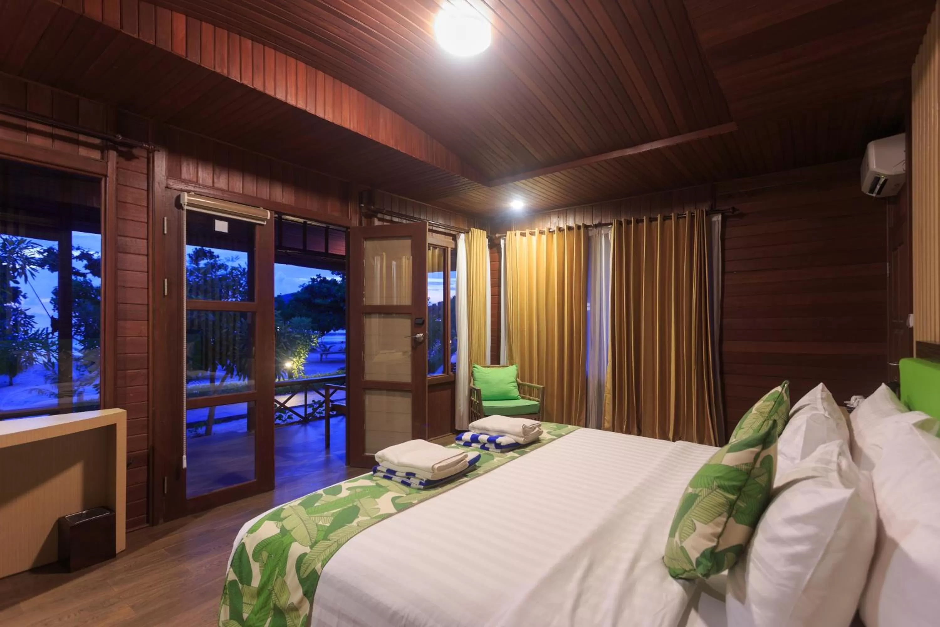 Bedroom, Bed in Sylvia Beach Villa