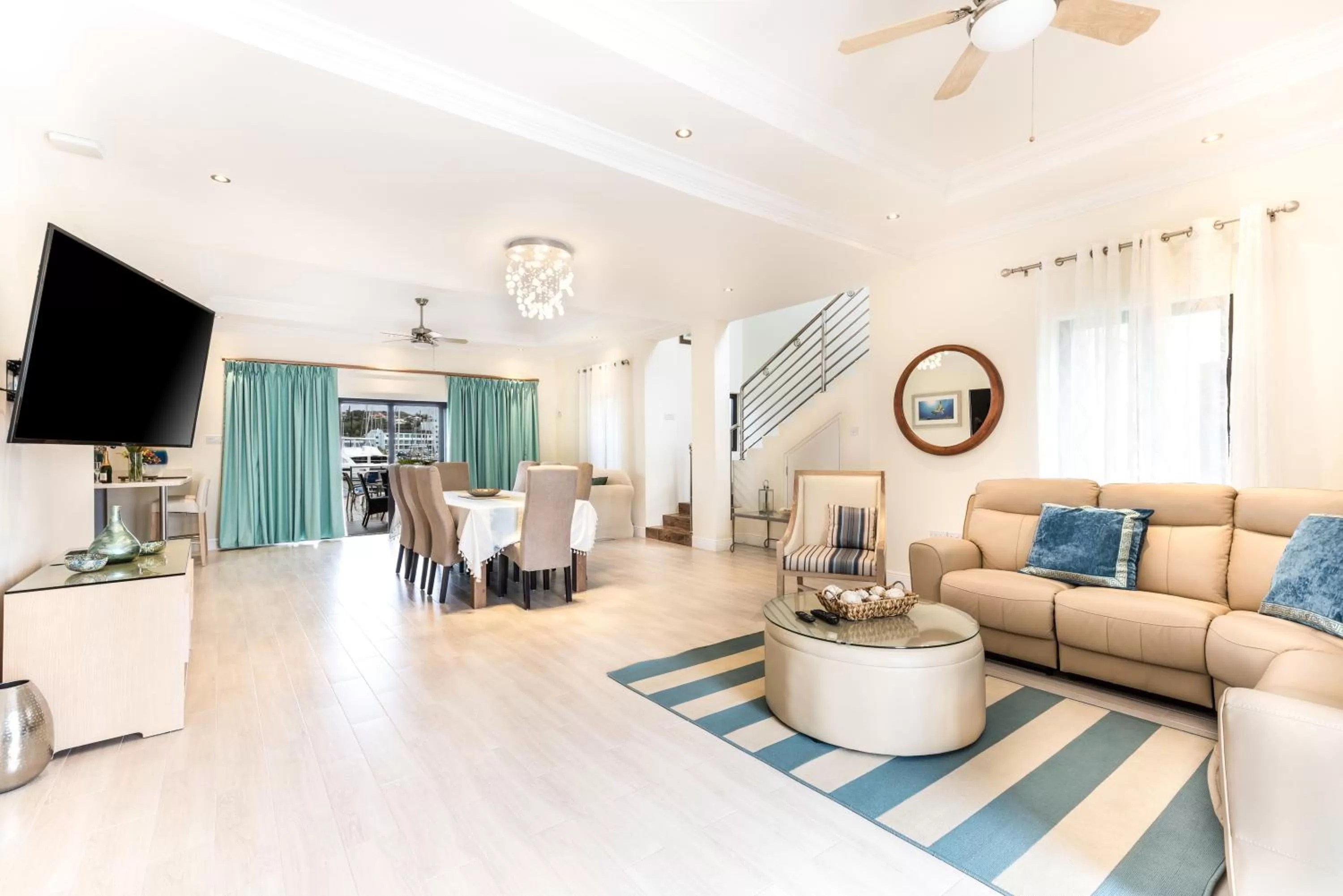 Living room in Bay Gardens Beach Resort & Spa