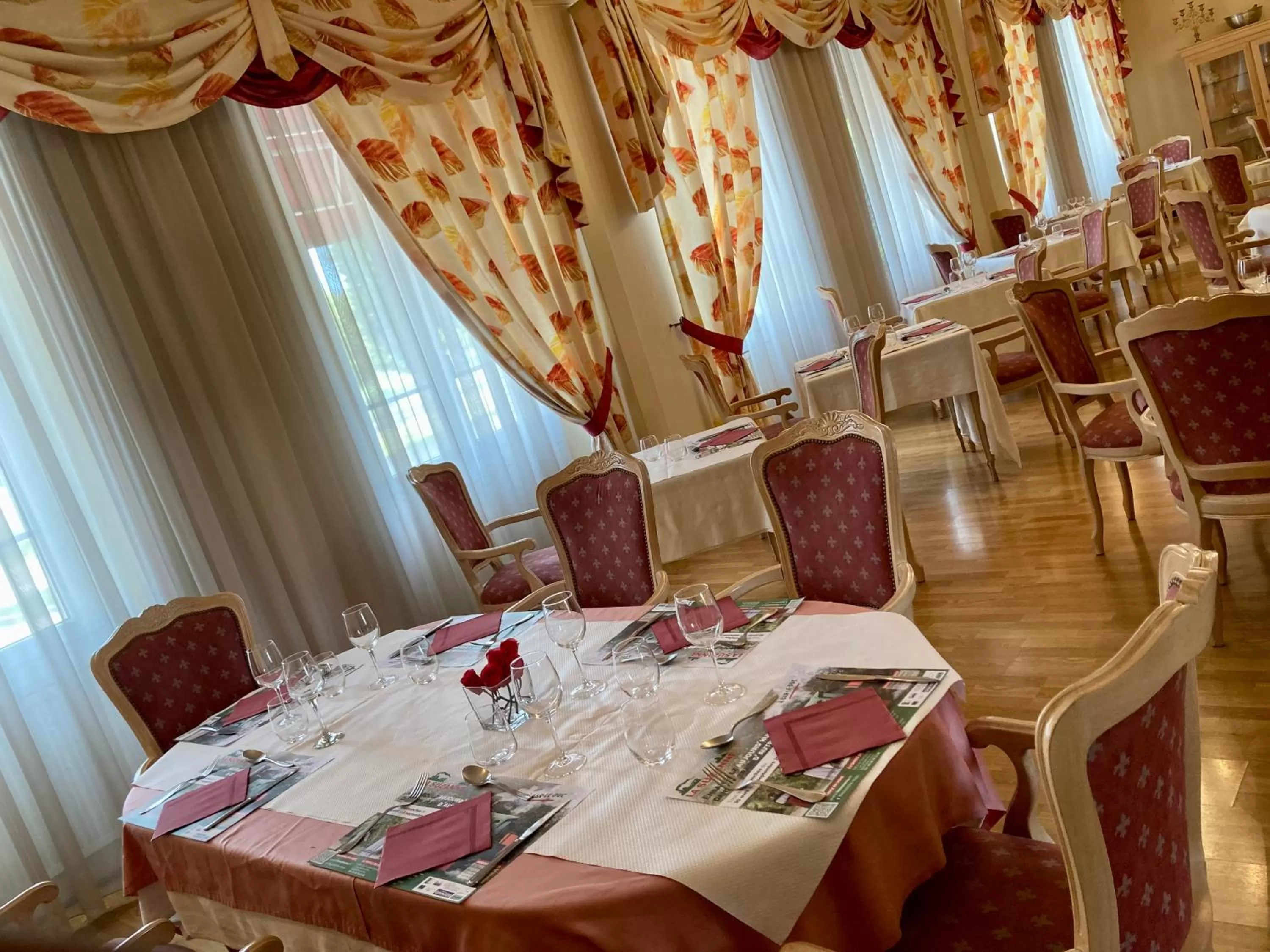 Restaurant/places to eat in Hôtel De Champagne