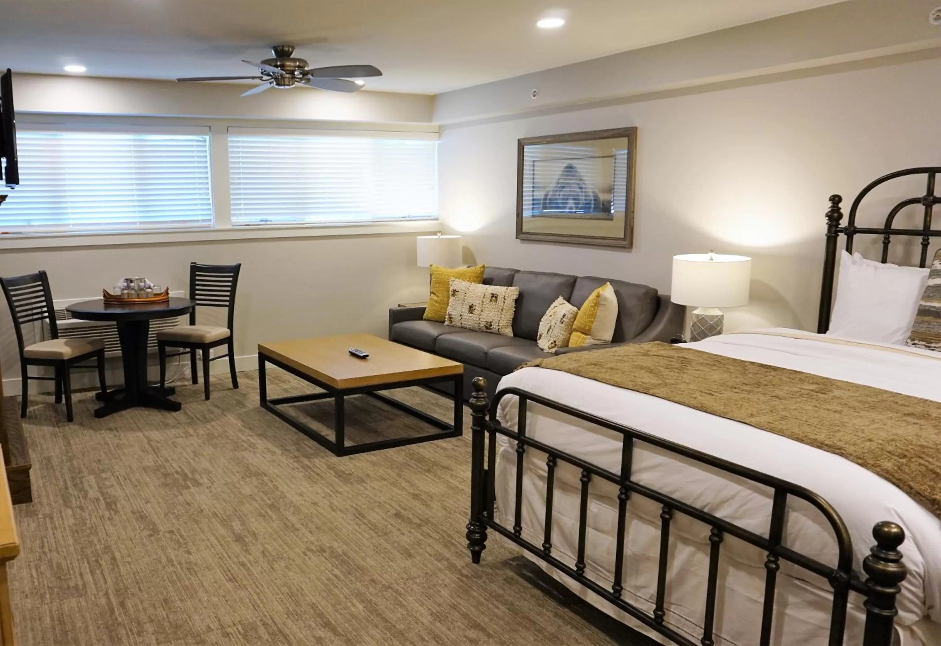 Photo of the whole room in Huff House Inn and Cabins