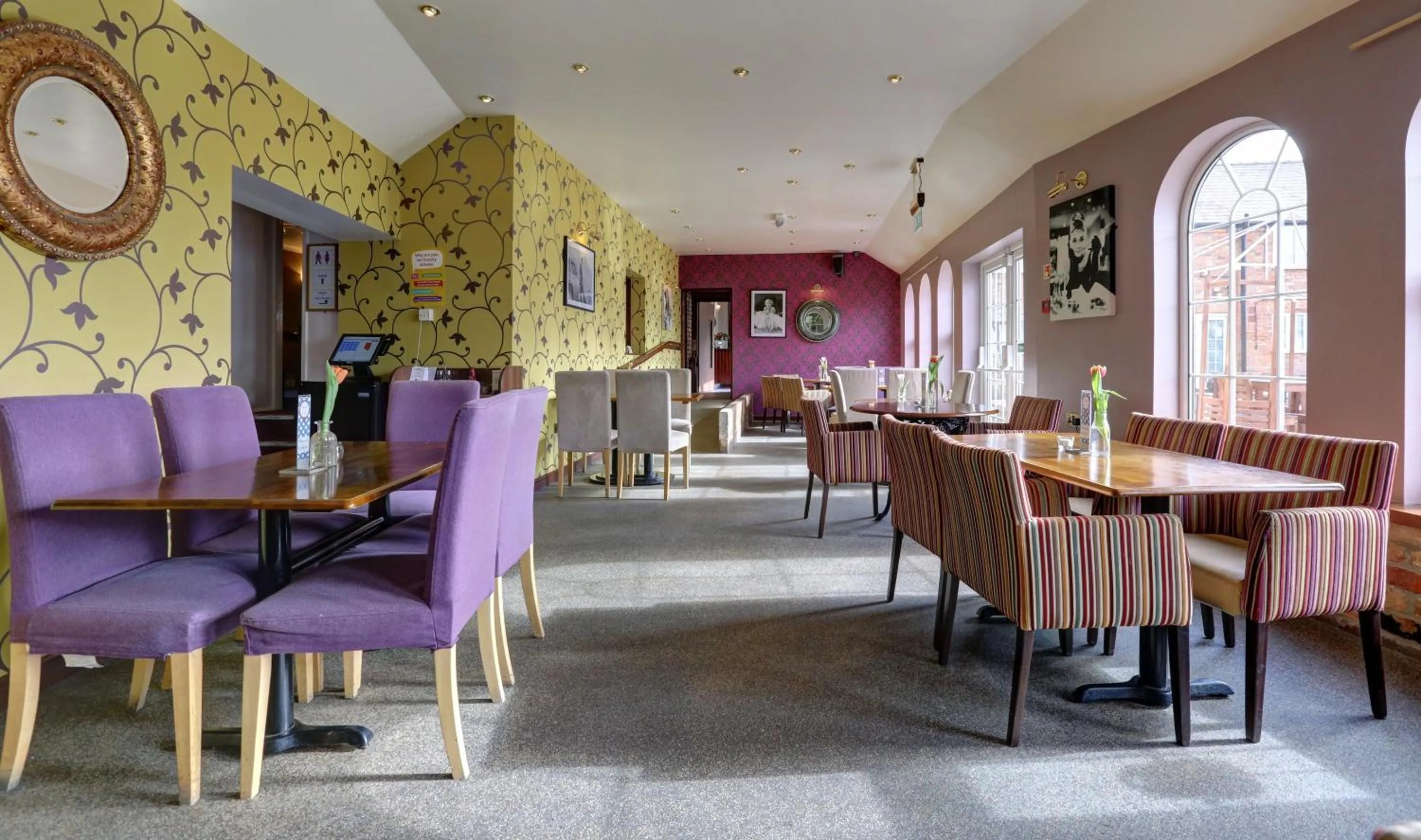 Restaurant/places to eat in Manor Court Hotel