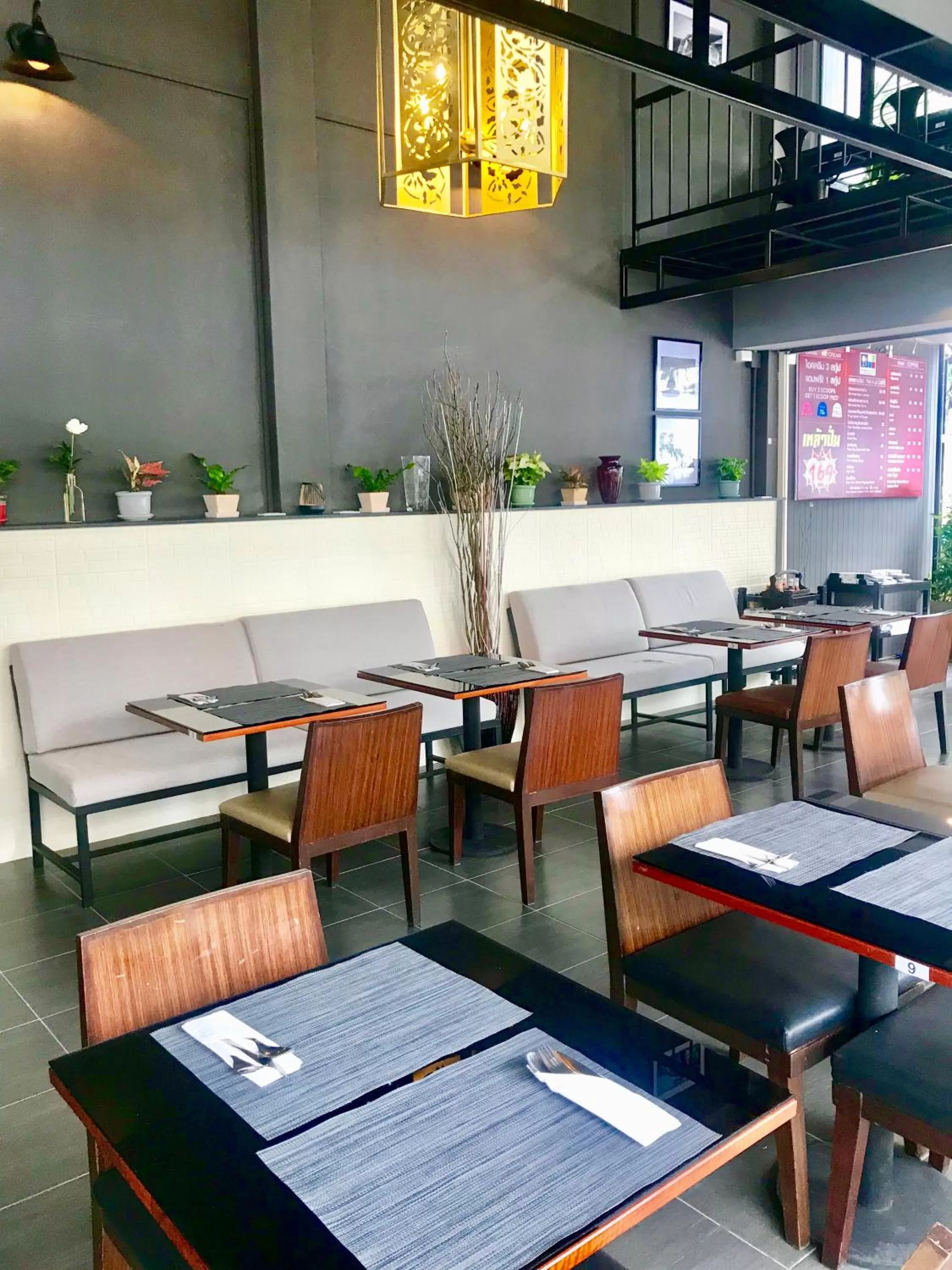 Restaurant/places to eat in THE BEACH CHA AM Suites