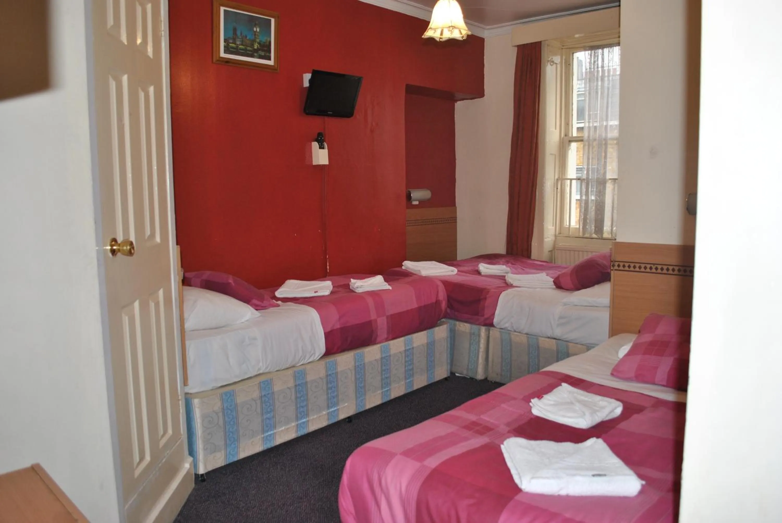 Photo of the whole room, Bed in Guilford House Hotel