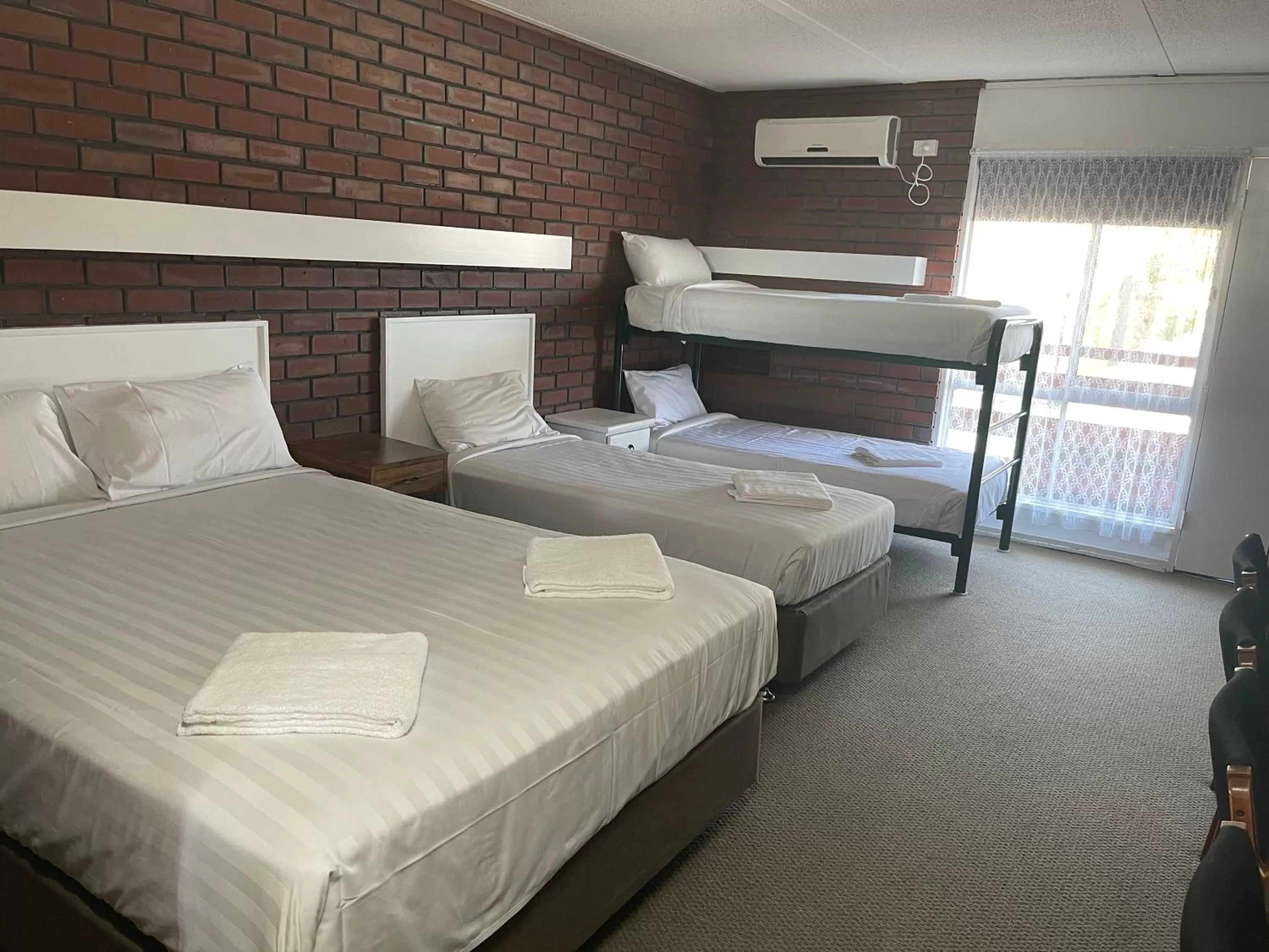 Bed in Mid City Plantation Motel