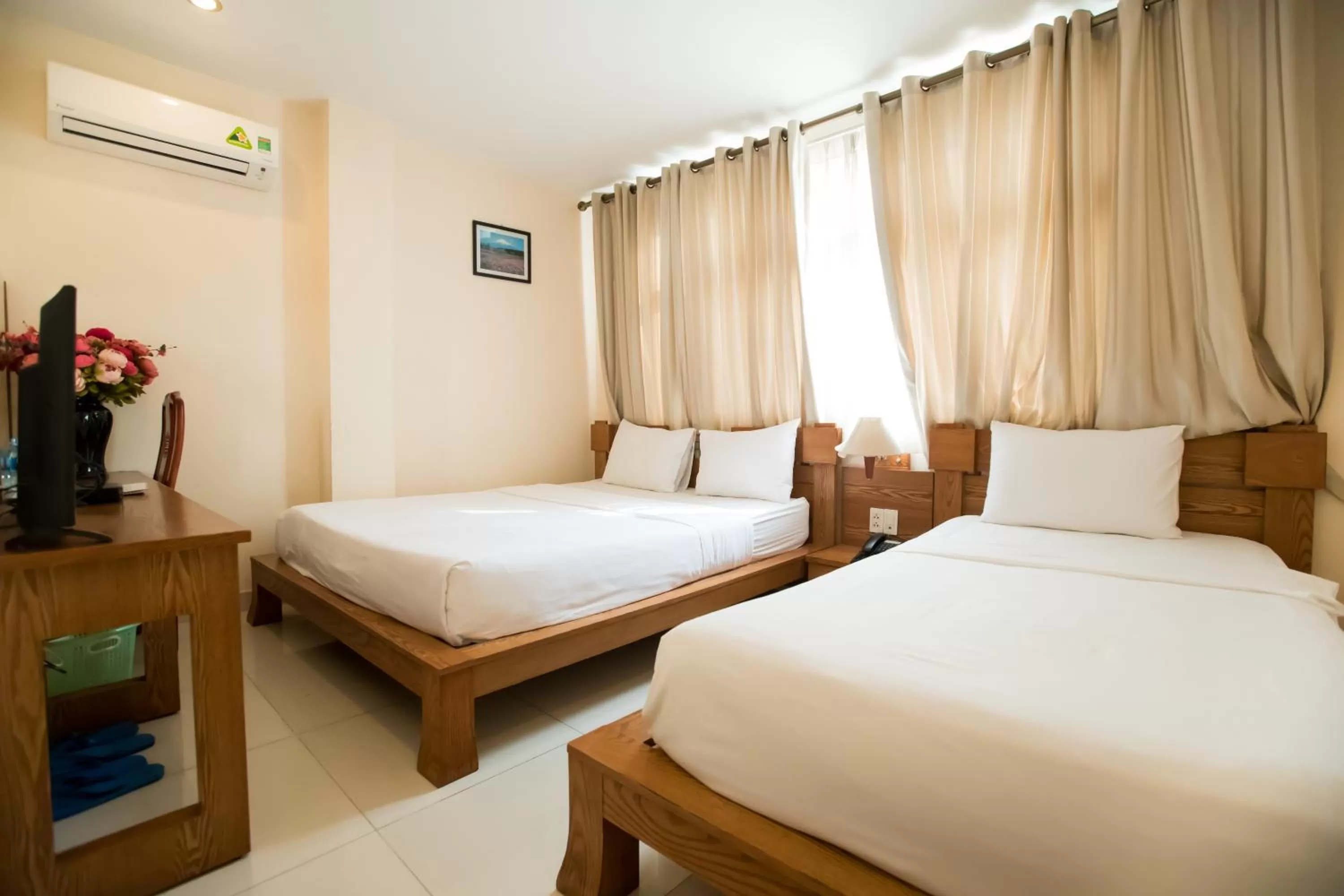Photo of the whole room, Bed in Ipeace Hotel - Bùi Viện Walking Street