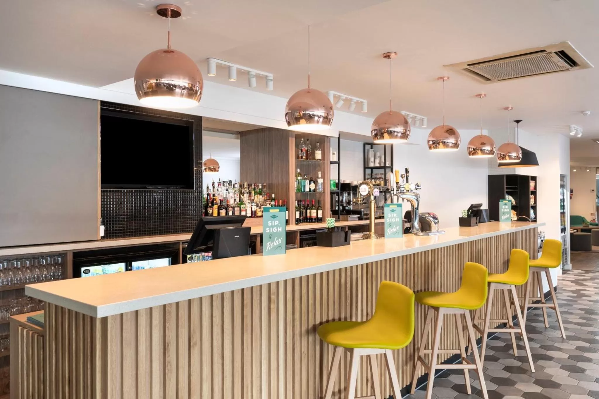 Lounge or bar in Holiday Inn Norwich, Ipswich Road by IHG
